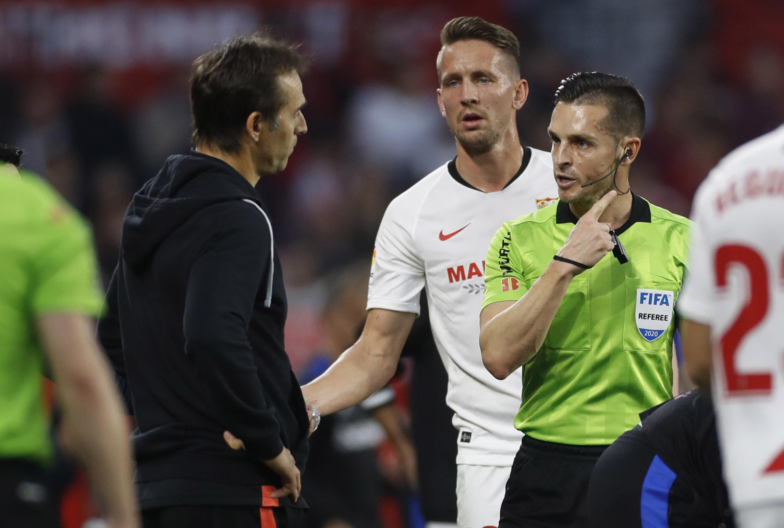 Lopetegui atiende a Del Cerro Grande con De Jong al fondo.