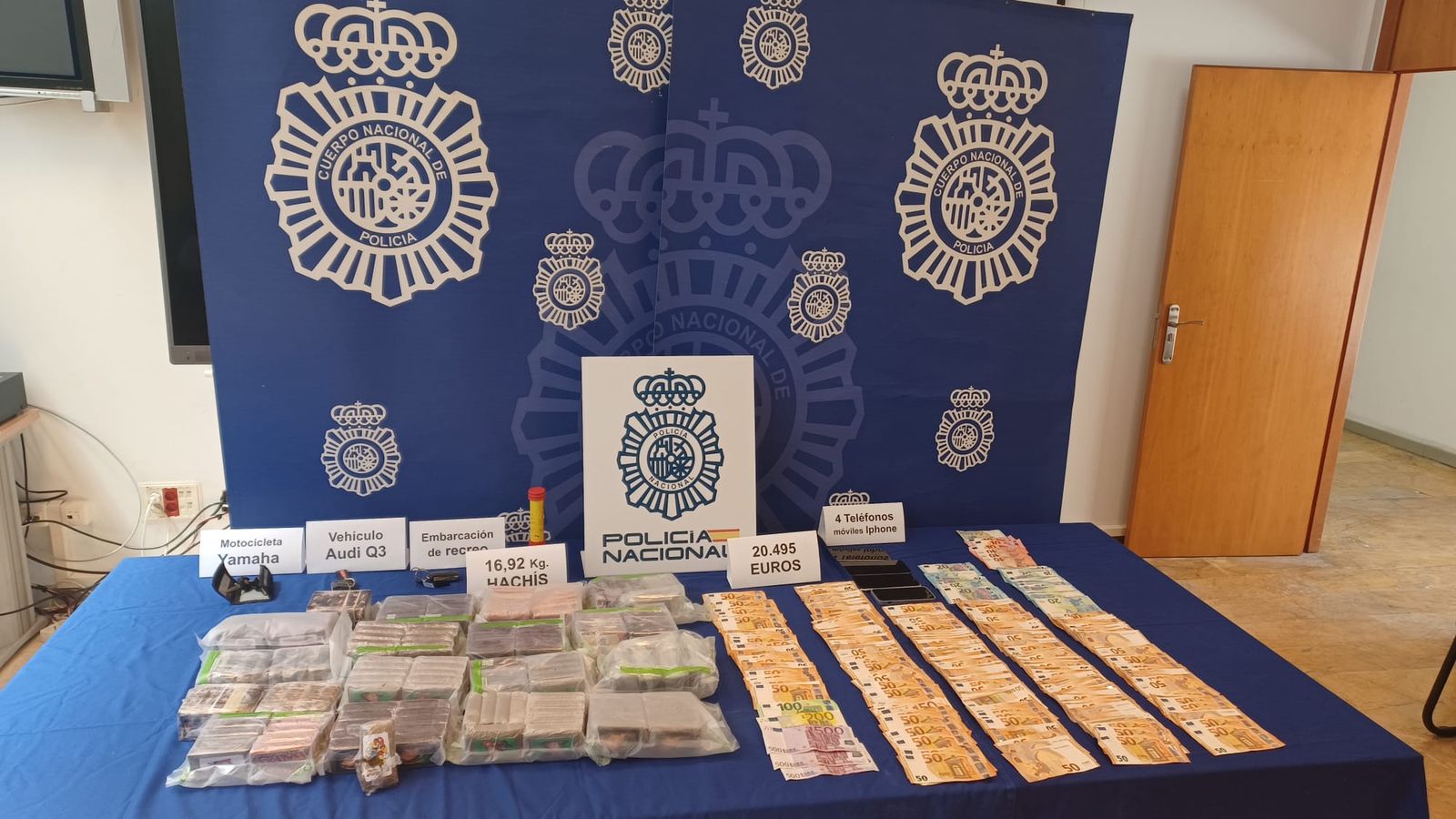 Dinero y drogas intervenidos en la operación.