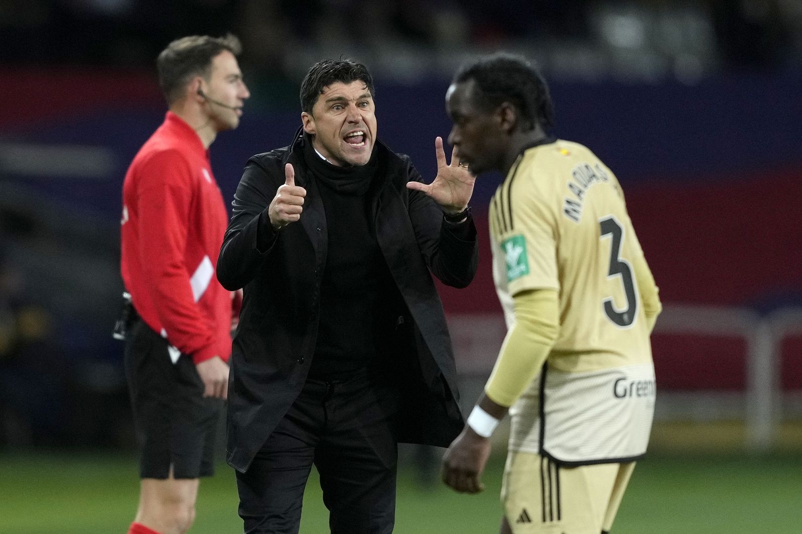 Alexander Medina da instrucciones a sus jugadores en el partido ante el Barcelona.