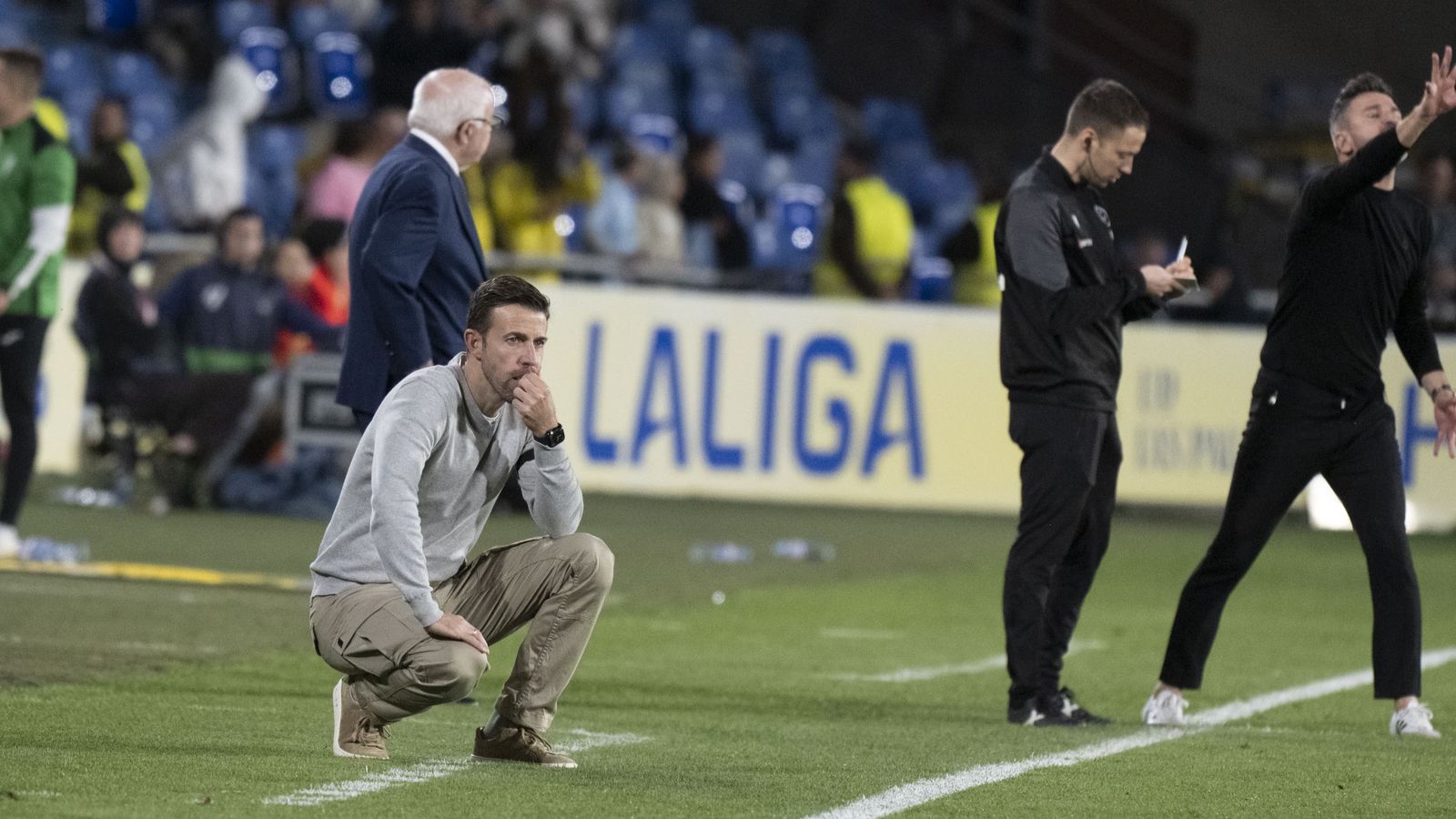 Luis García, técnico de Las Palmas, impotente ante el juego de su equipo en el partido ante el Córdoba CF.