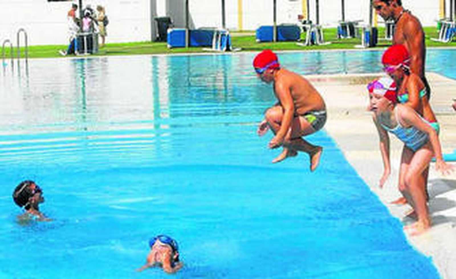 Varios niños, durante una actividad en la piscina.