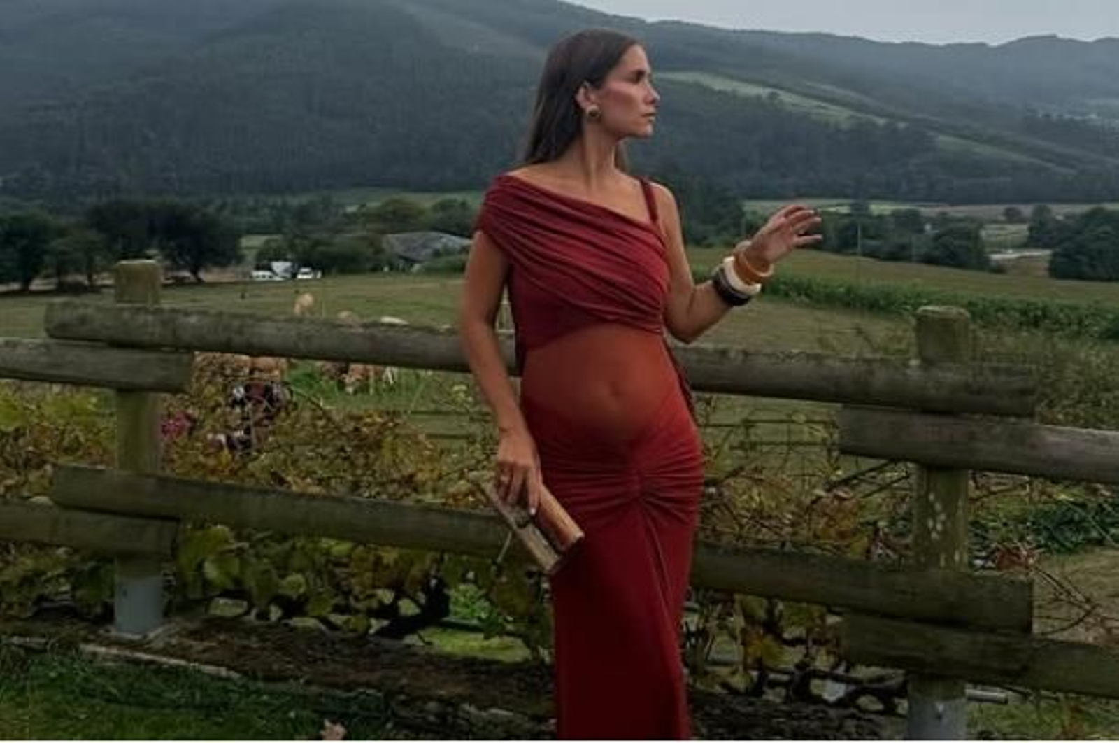 Acaban de llegar a Zara los vestidos de invitada elegantes y con efecto tipazo que te salvan la boda de otoño por menos de 50 euros.