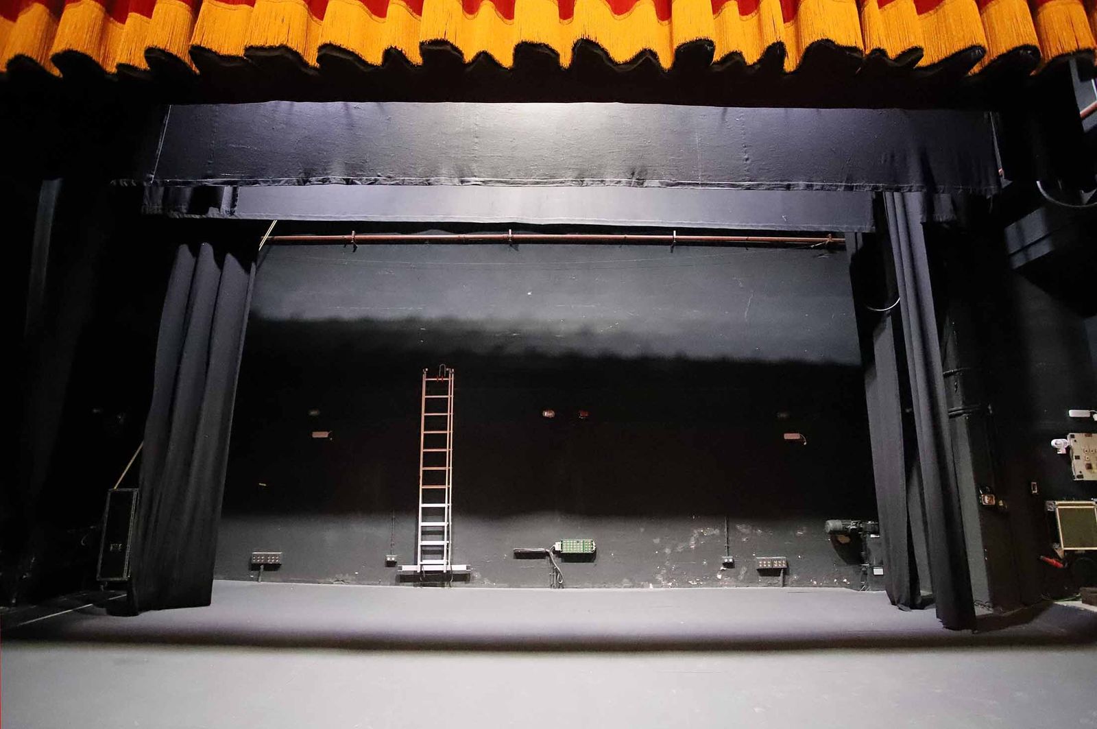 Imágenes de la visita guiada al Gran Teatro de Huelva por su 100 aniversario