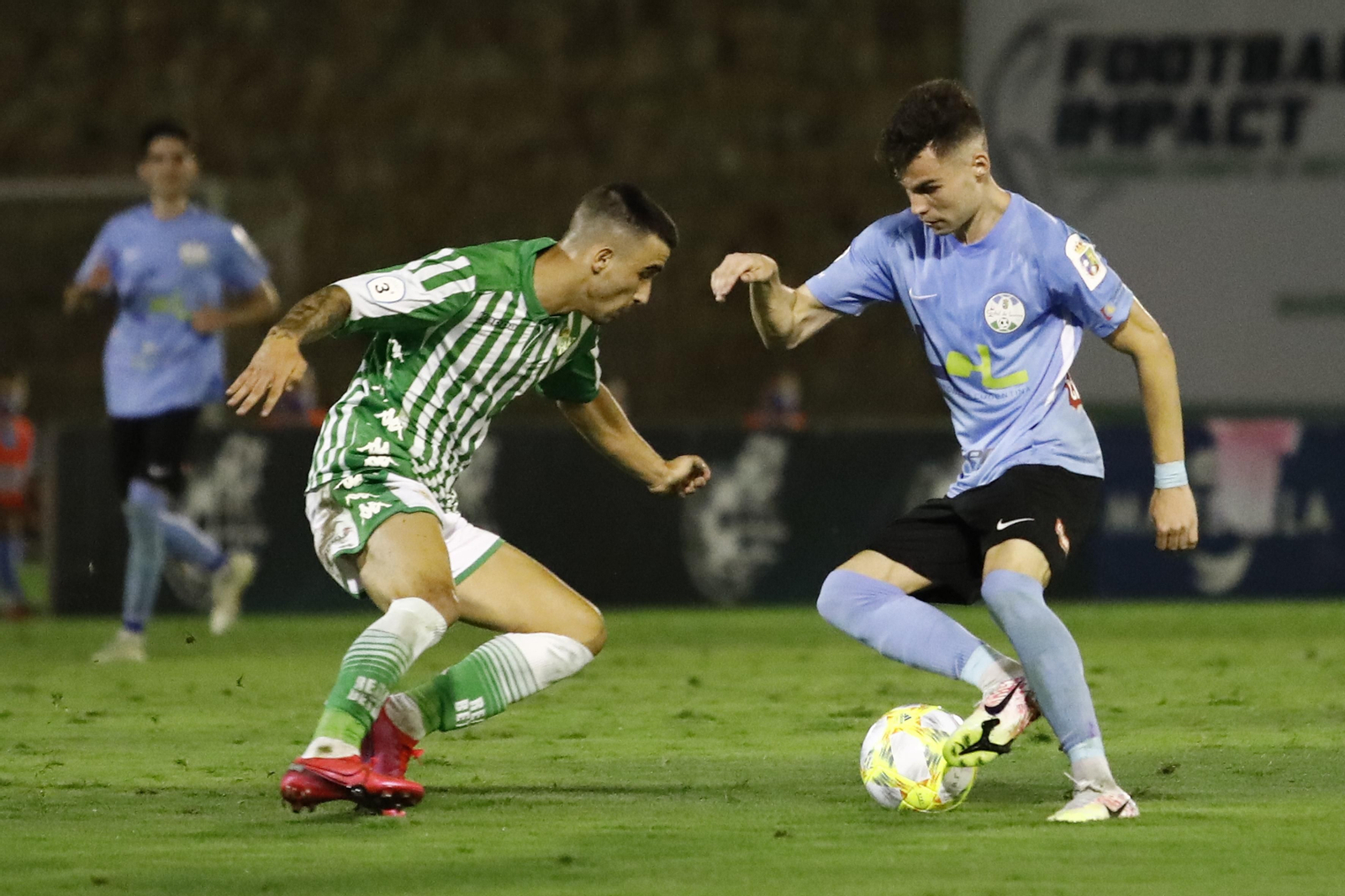 Luismi intenta superar a un jugador del Betis Deportivo en la final del 'play off' de ascenso.