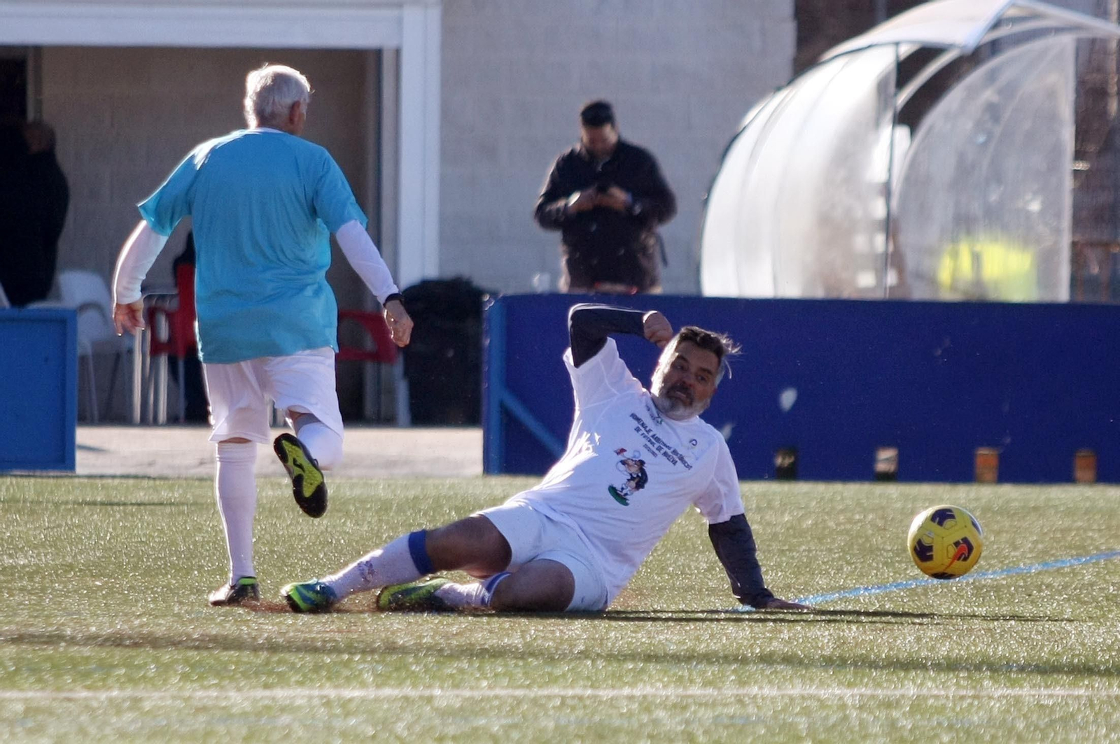 Imágenes del partido homenaje a los árbitros históricos de fútbol de Huelva