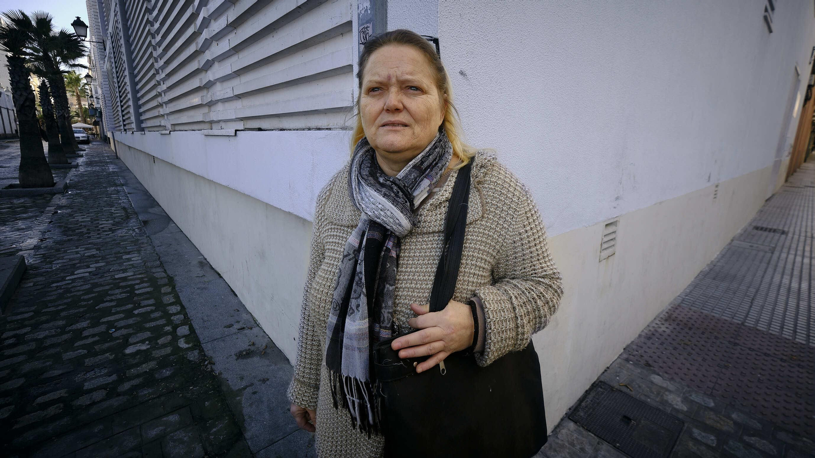 Ana Jiménez en su barrio, donde muchos la han bautizado como 'abuela coraje'.