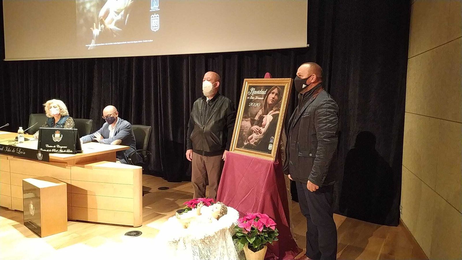 El presidente de los belenistas, Manuel Mendoza, y el autor del cartel, Sergio  Gutiérrez Blanco, descubren la obra.