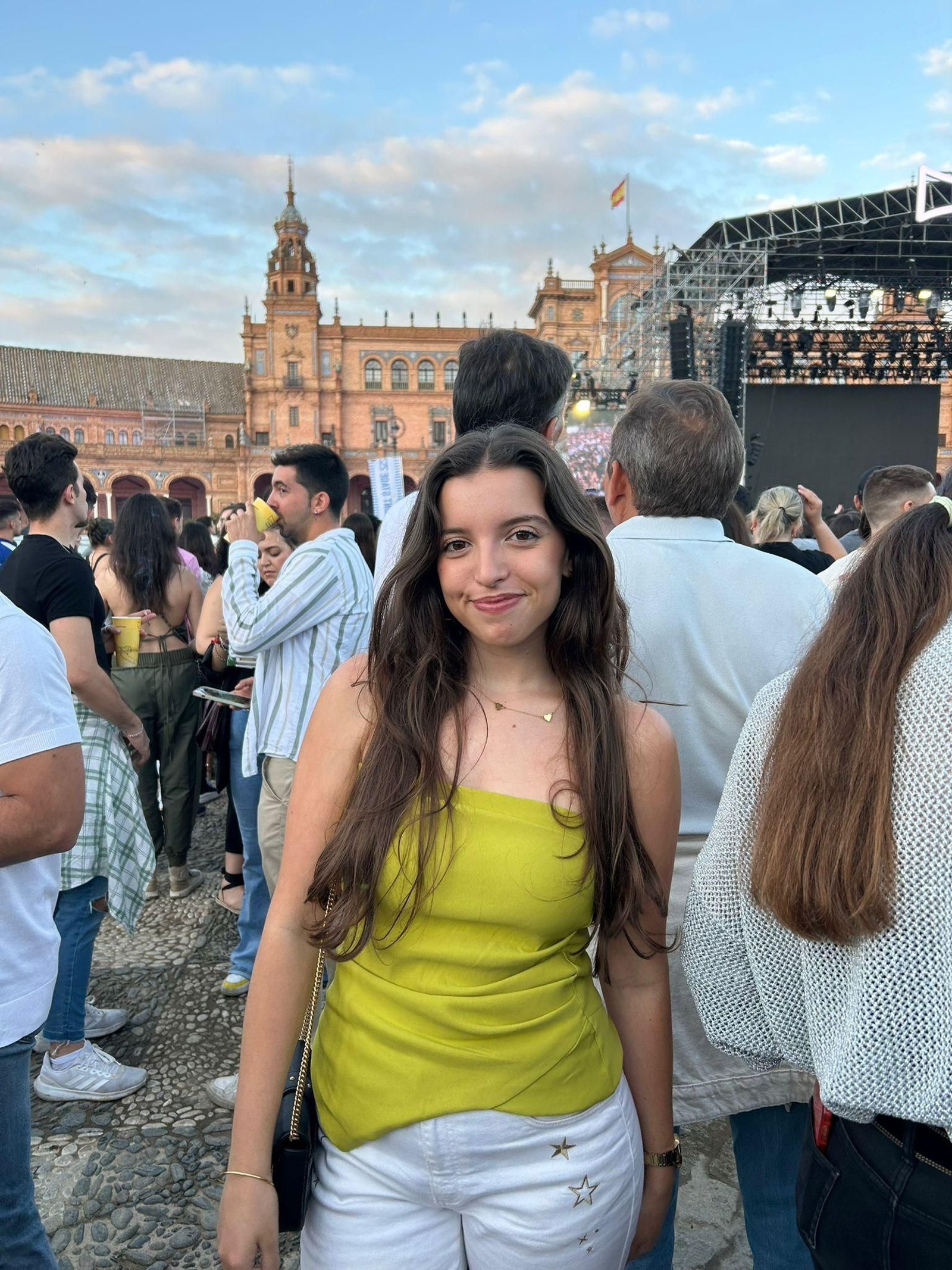 Gala Barrera en un concierto en la Plaza de España.