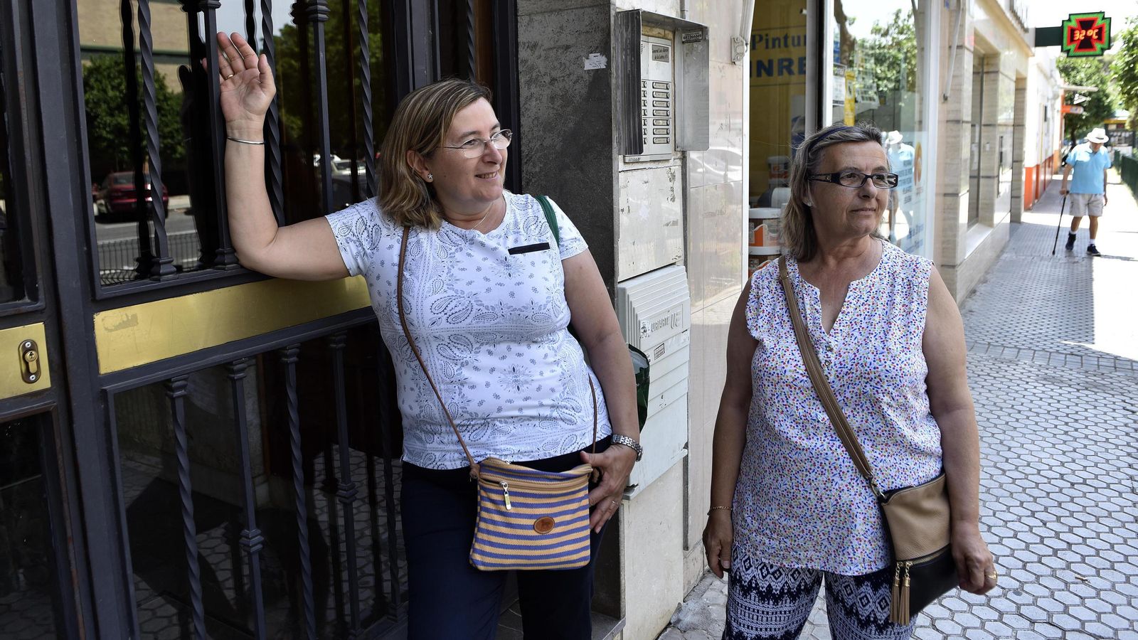 Ángeles y Carmen, vecinas del barrio de Amate desde hace más de 30 años