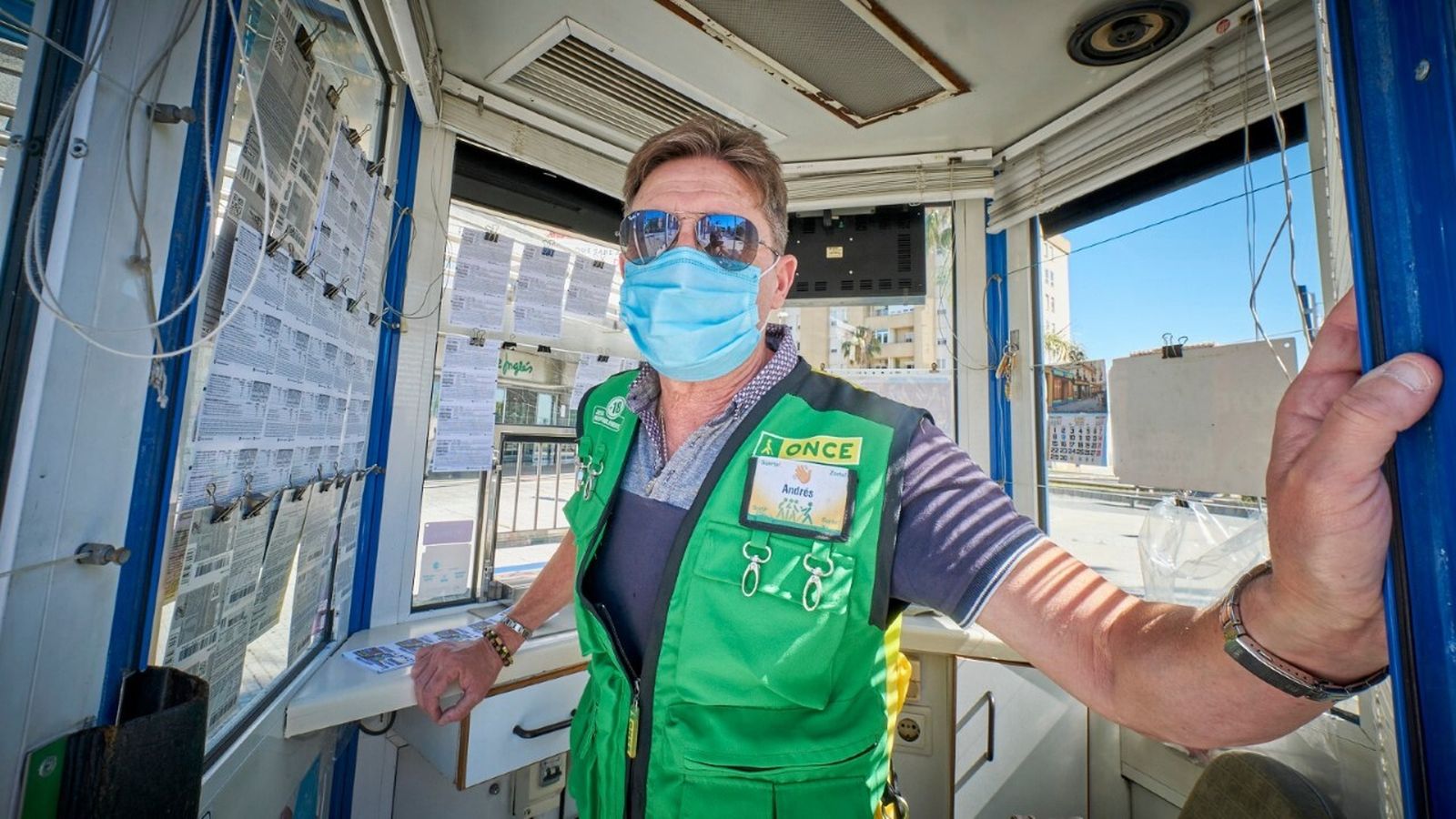 El popular chirigotero, Andrés Gatica, vende cupones frente a El Corte Inglés de Cádiz.