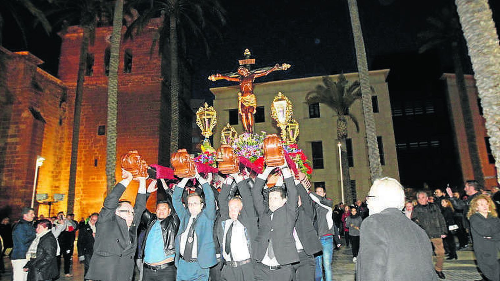 El Santo Cristo de la Escucha por la Plaza de la Catedral