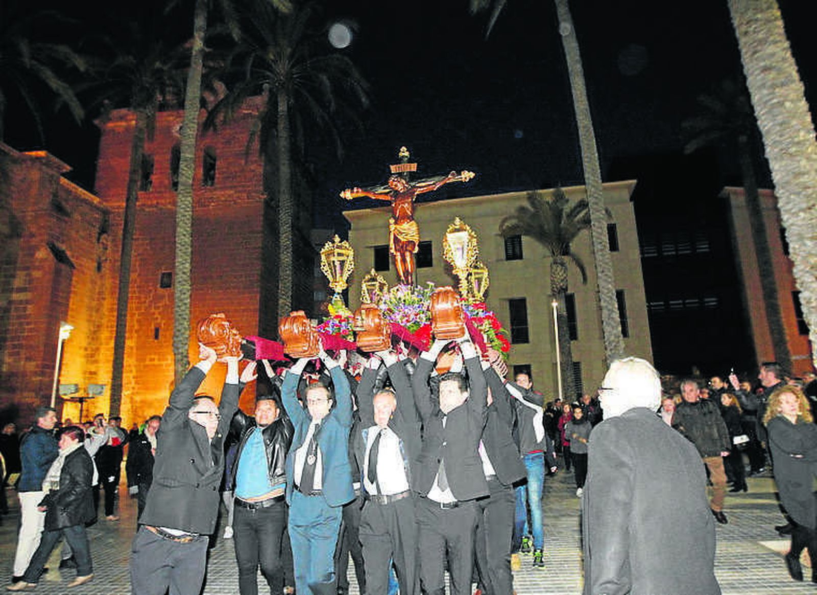 El Santo Cristo de la Escucha por la Plaza de la Catedral