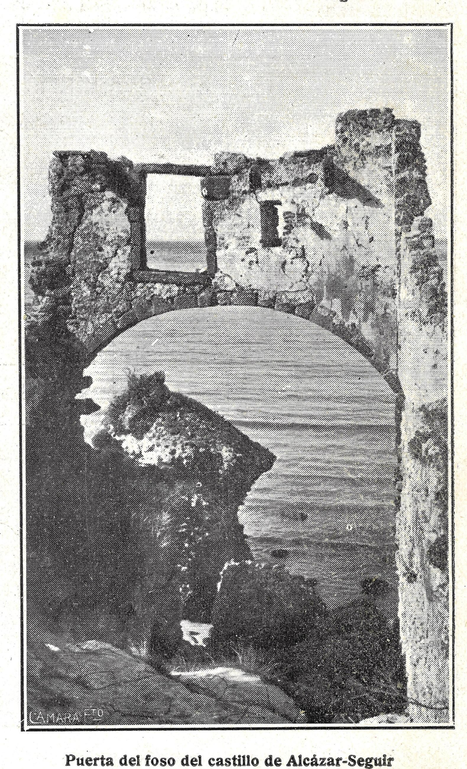 Puerta de entrada al Alcázar.