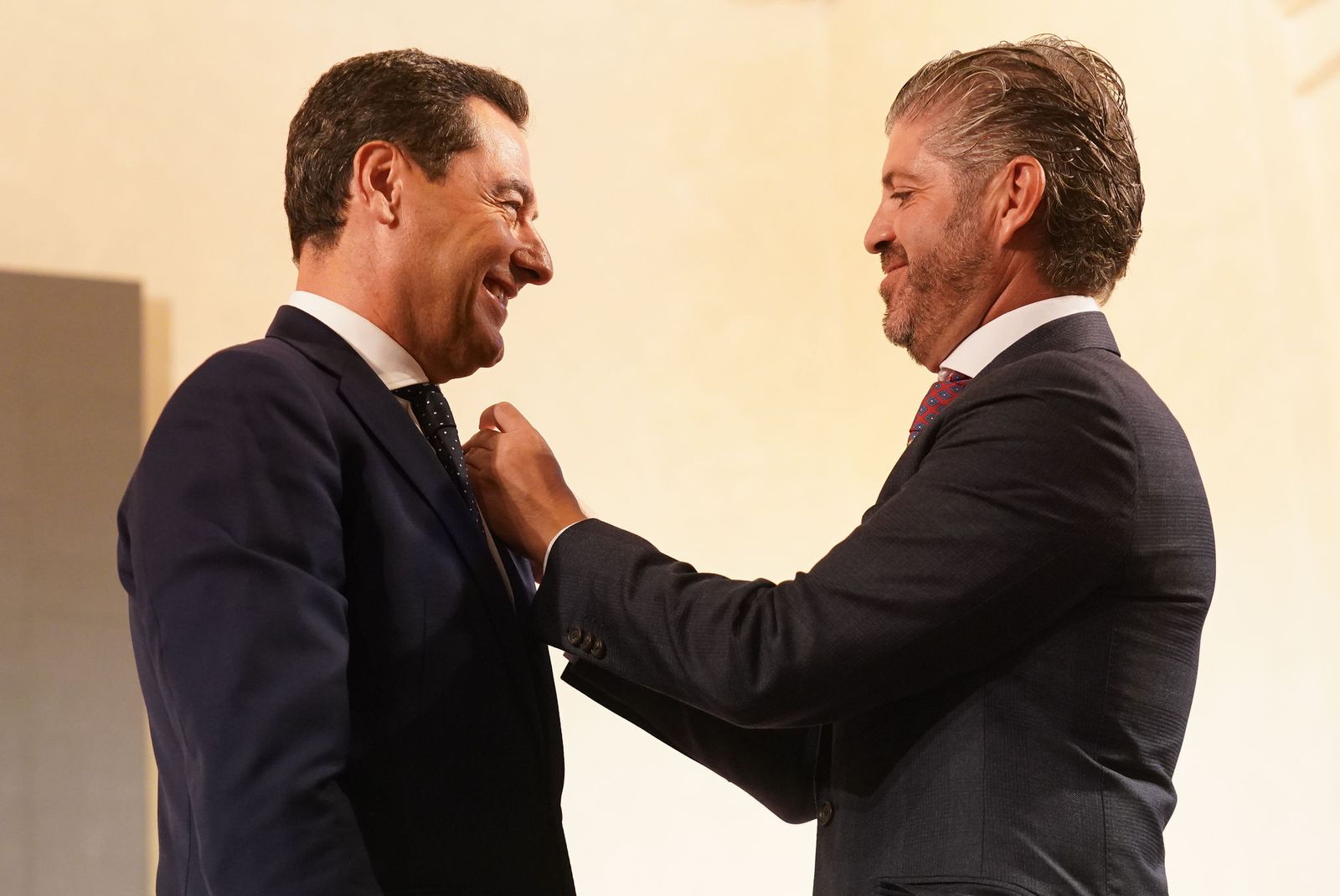 El presidente de Andalucía, Juanma Moreno, es distinguido como socio de honor de la Peña El Catite de Ronda.