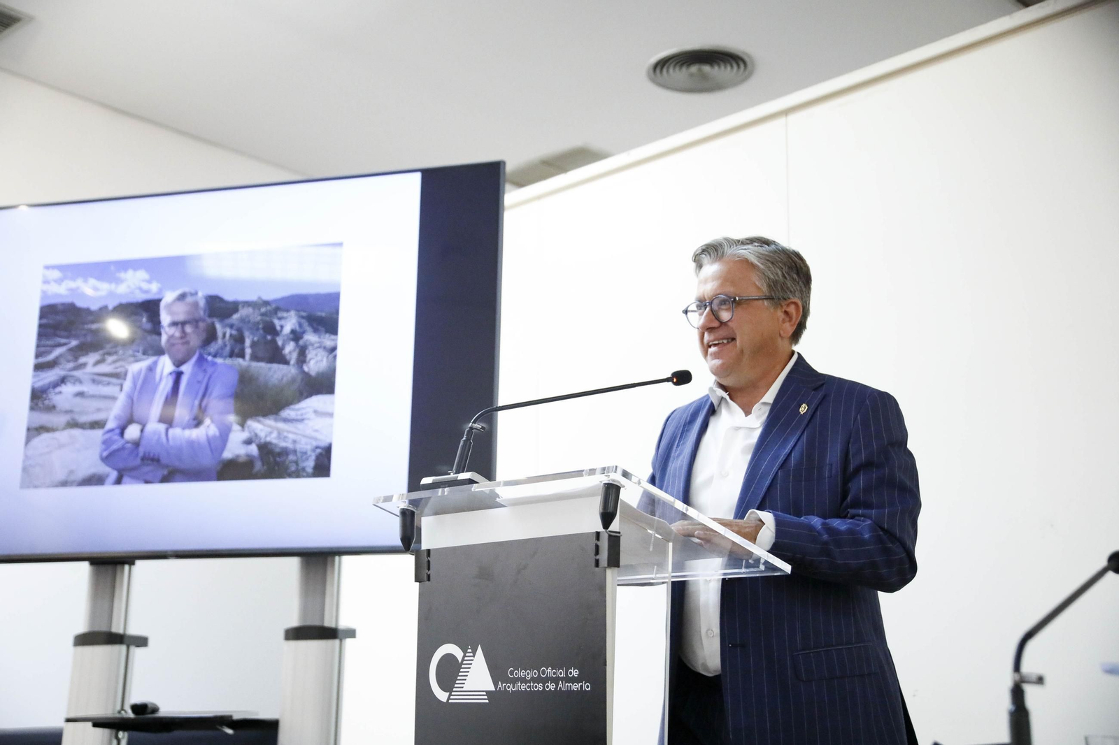 Imágenes del nombramiento como colegiado de honor a Santiago Alfonso en el colegio oficial de arquitectos de Almería