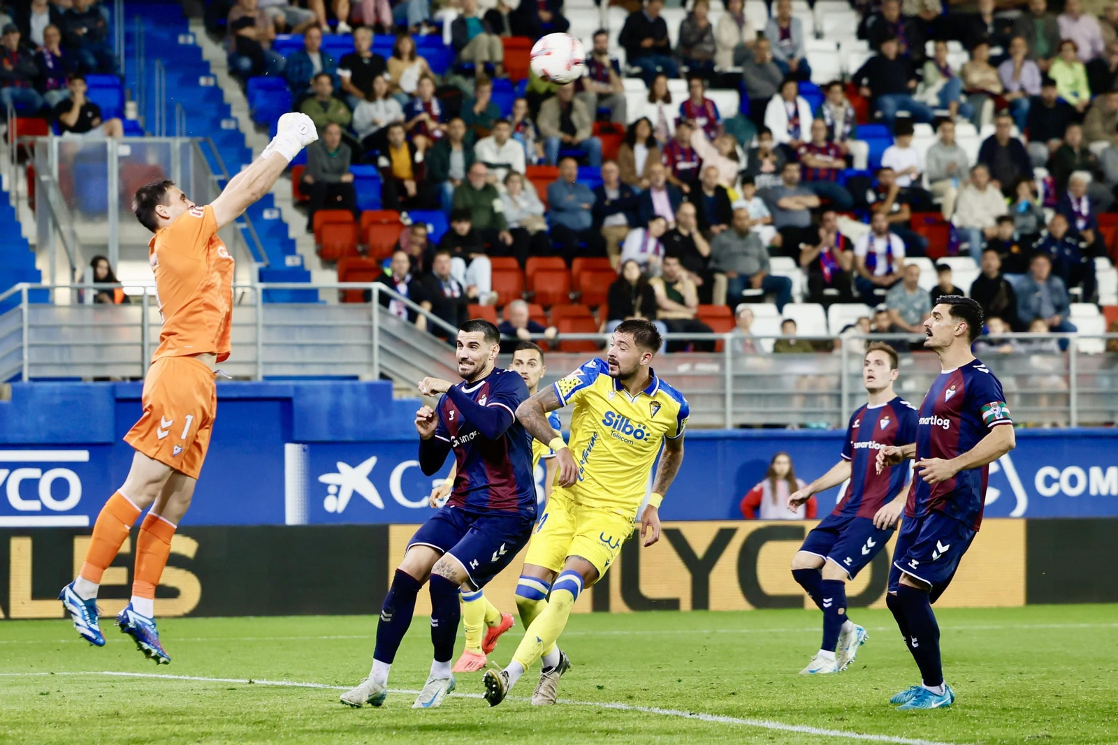 Las imágenes del partido de fútbol Éibar - Cádiz