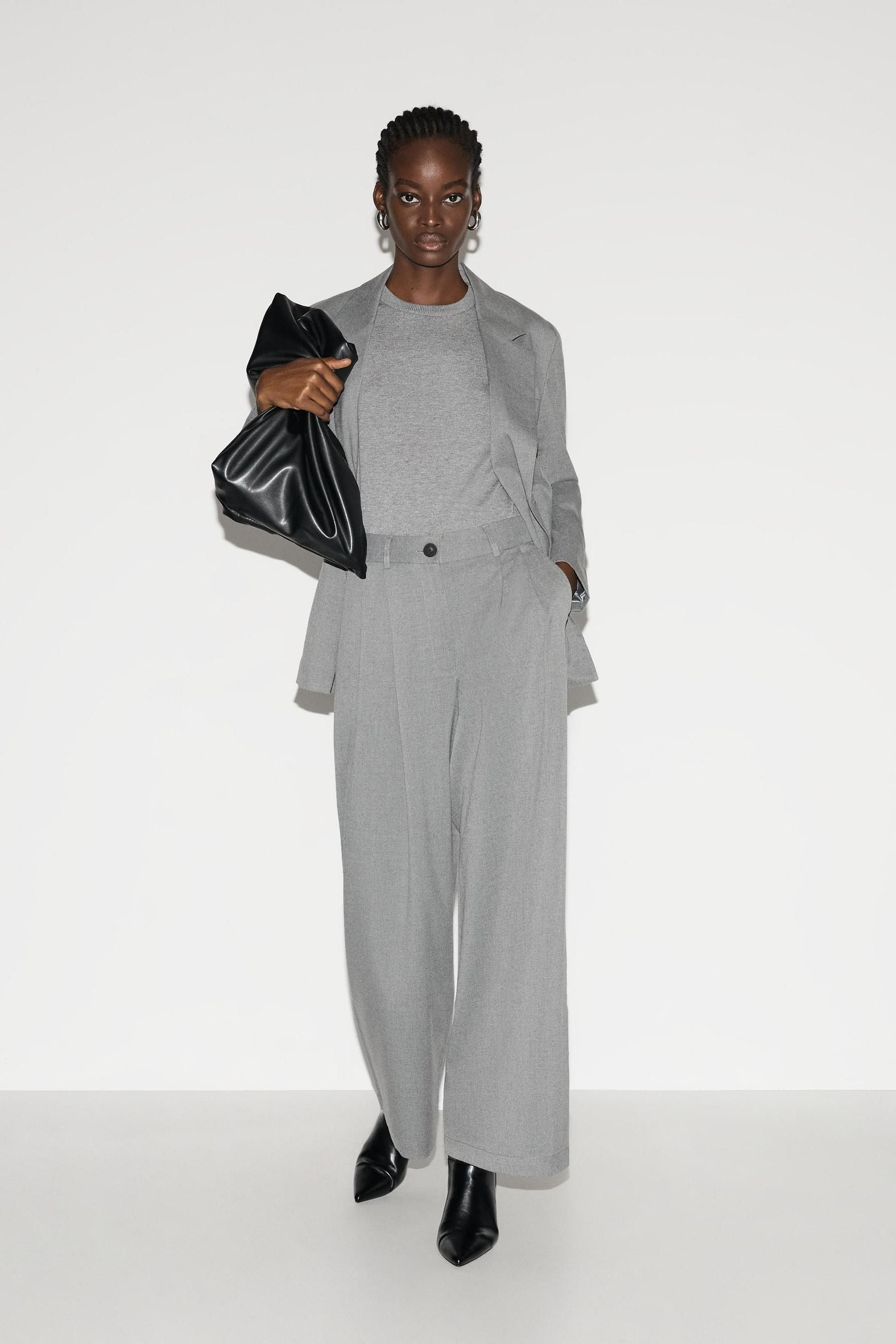 Pantalones grises de Lefties.