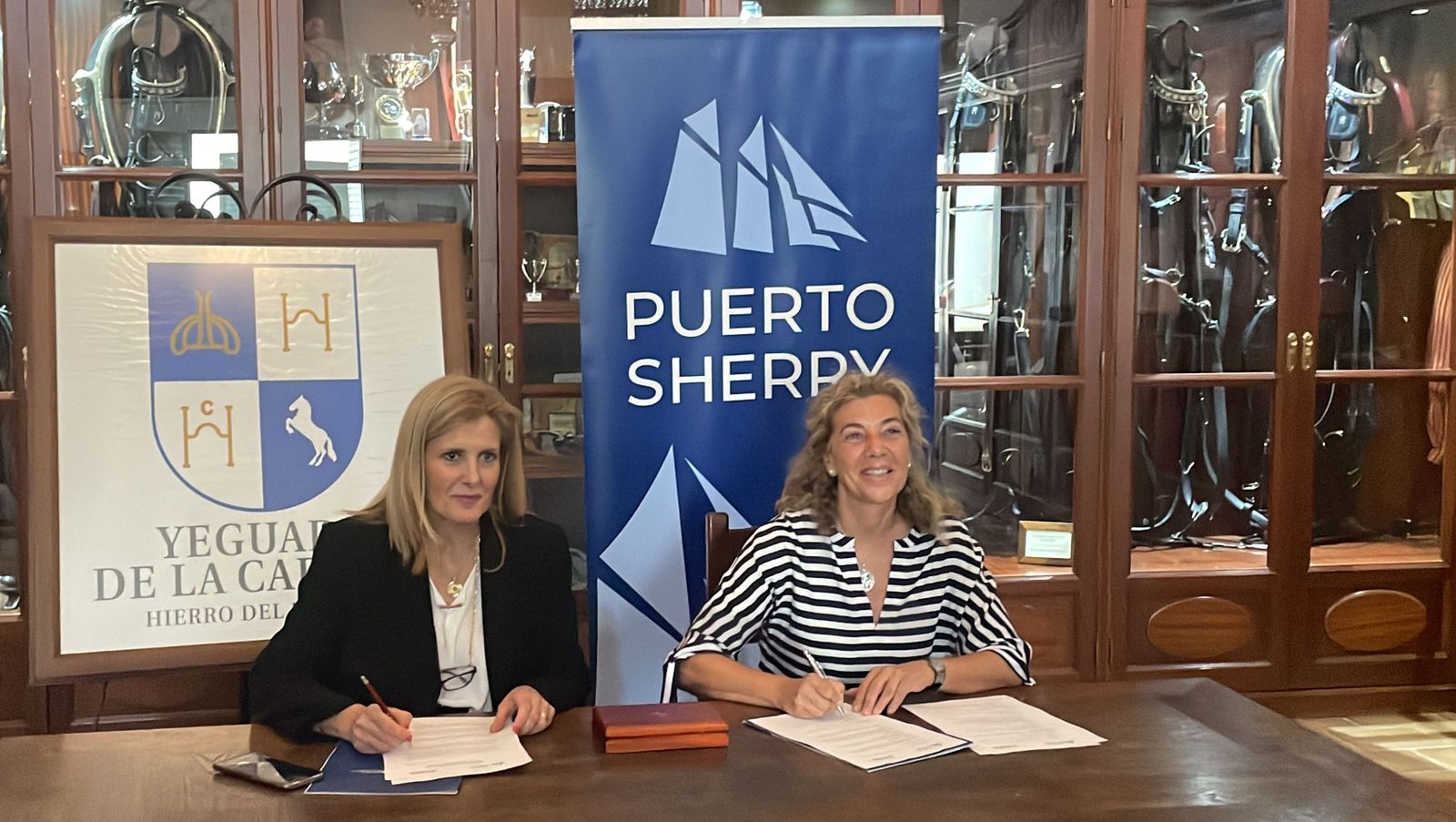 El momento de la firma del convenio, con Judit Anda Ugarte (izq.) y Valle de la Riva.