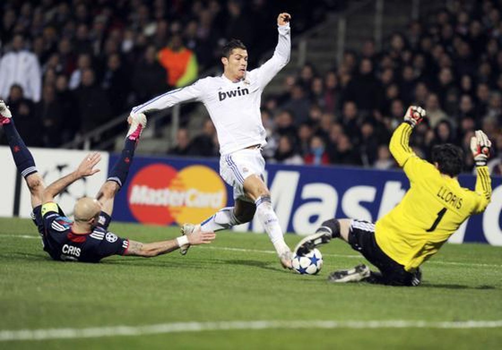 Ronaldo encara a Lloris. / AFP