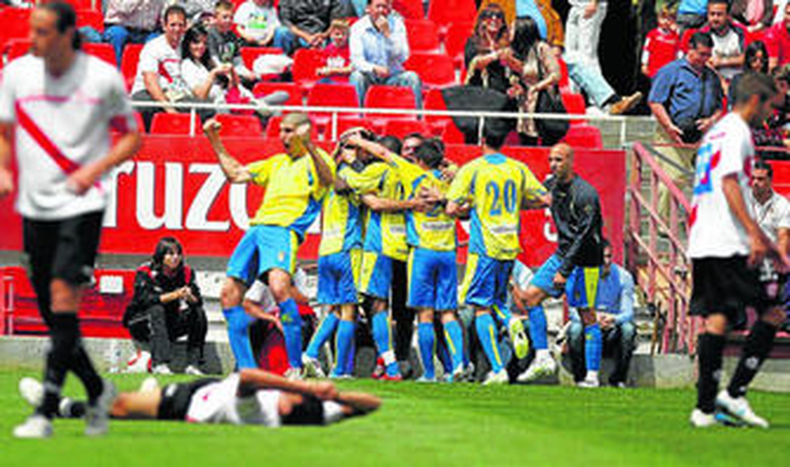 Los jugadores del Cádiz celebran en el Ramón Sánchez Pizjuán el gol de Velasco al Sevilla Atlético.