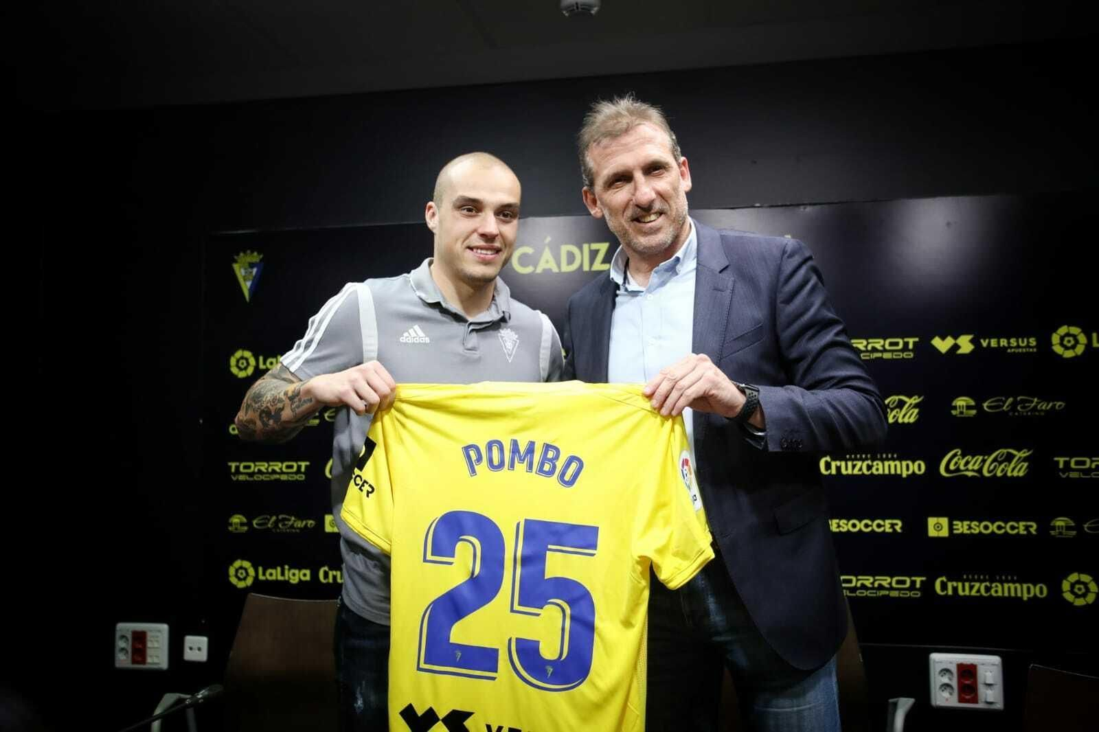 Pombo y Arias sostienen la nueva camiseta del delantero aragonés.