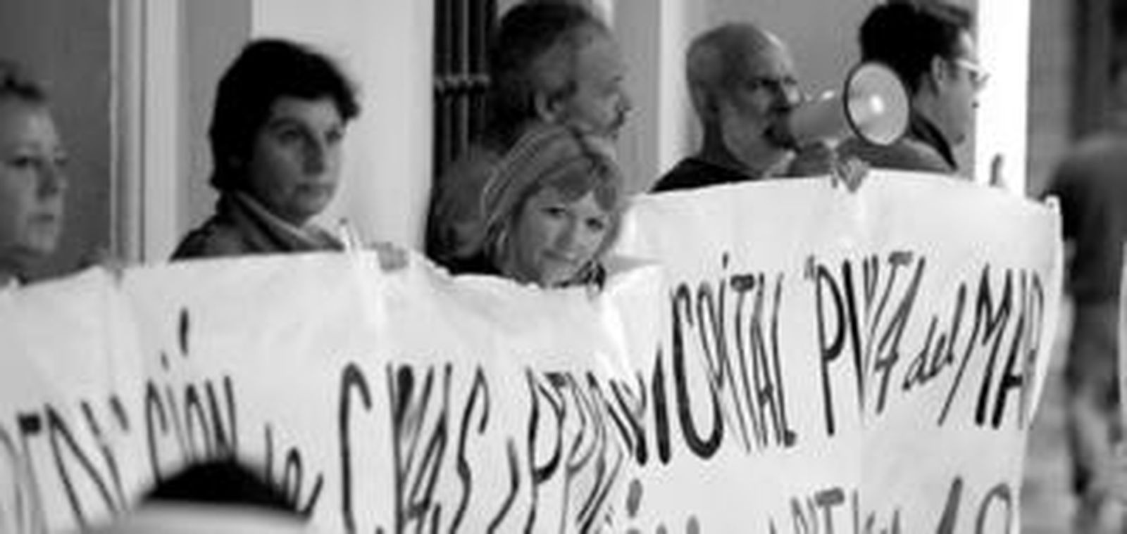 Los trabajadores prosiguieron ayer con su calendario de protestas en los soportales del Ayuntamiento, por causa de la lluvia.