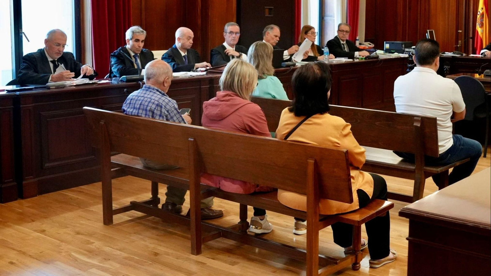 Algunos acusados por el ERE de Río Grande y, al fondo, sus abogados.