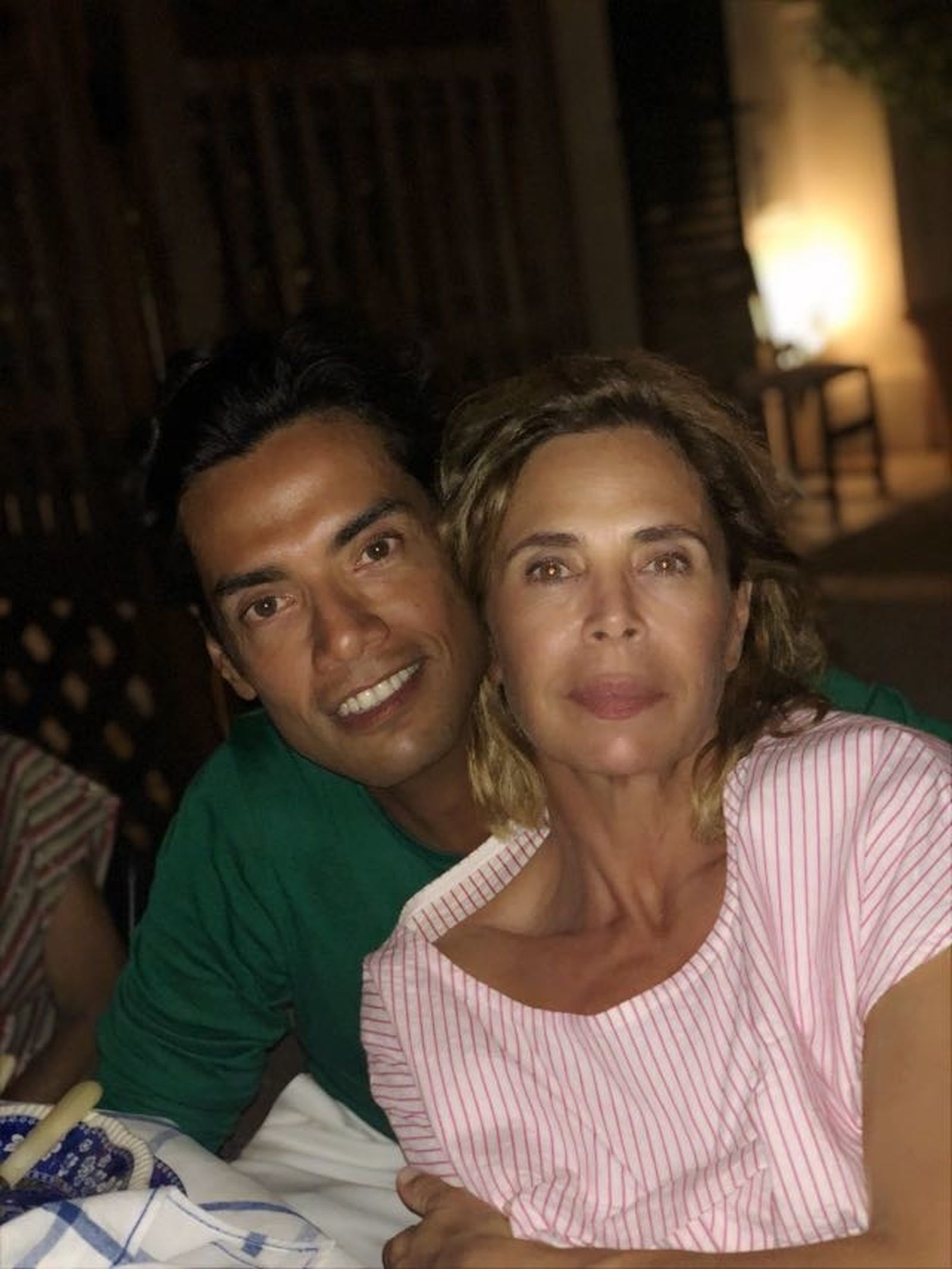 Omar Hernández con Ágatha Ruiz de la Prada. /ESTEBAN MERCER