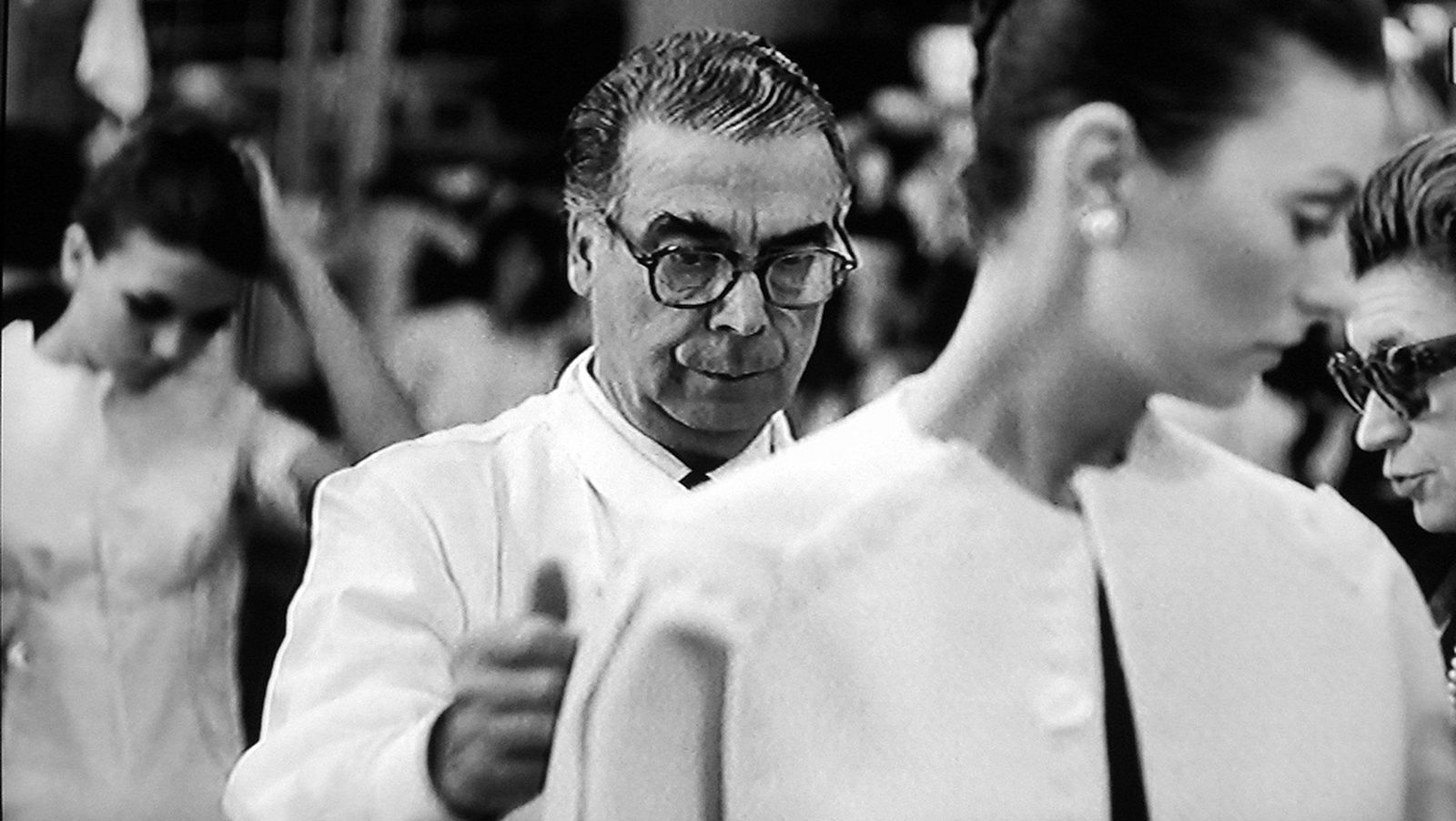 El modisto de Getaria compitió directamente con diseñadores como Coco Chanel y Christian Dior.