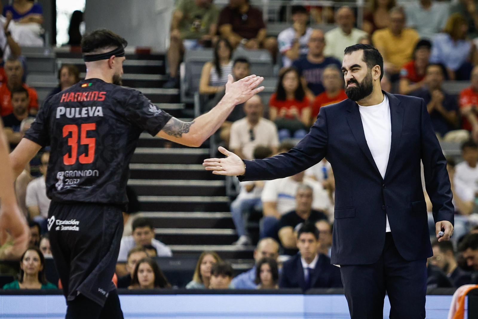 Ramón Díaz saluda al pívot Zach Hankins.