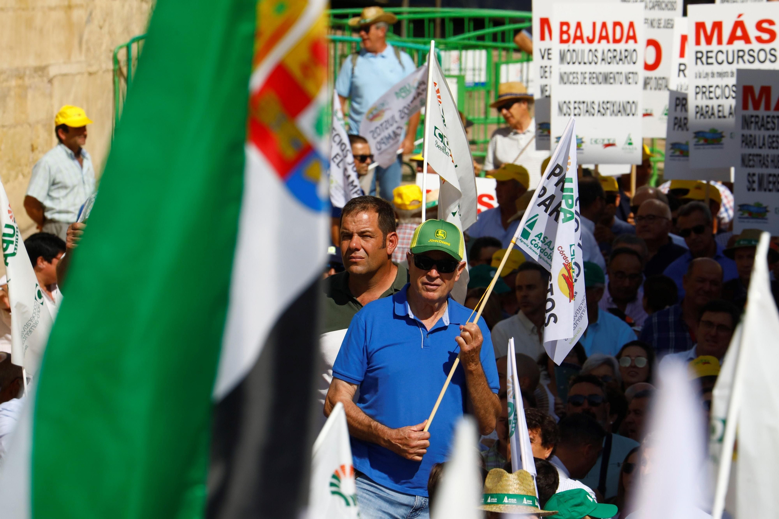 La protesta del sector agrario contra las políticas de la UE en Córdoba, en imágenes