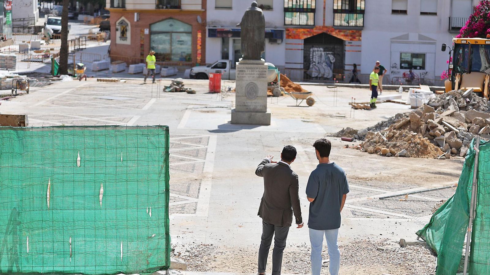 El portavoz del equipo de Gobierno, Felipe Arias, visita las obras en la Plaza de San Pedro.