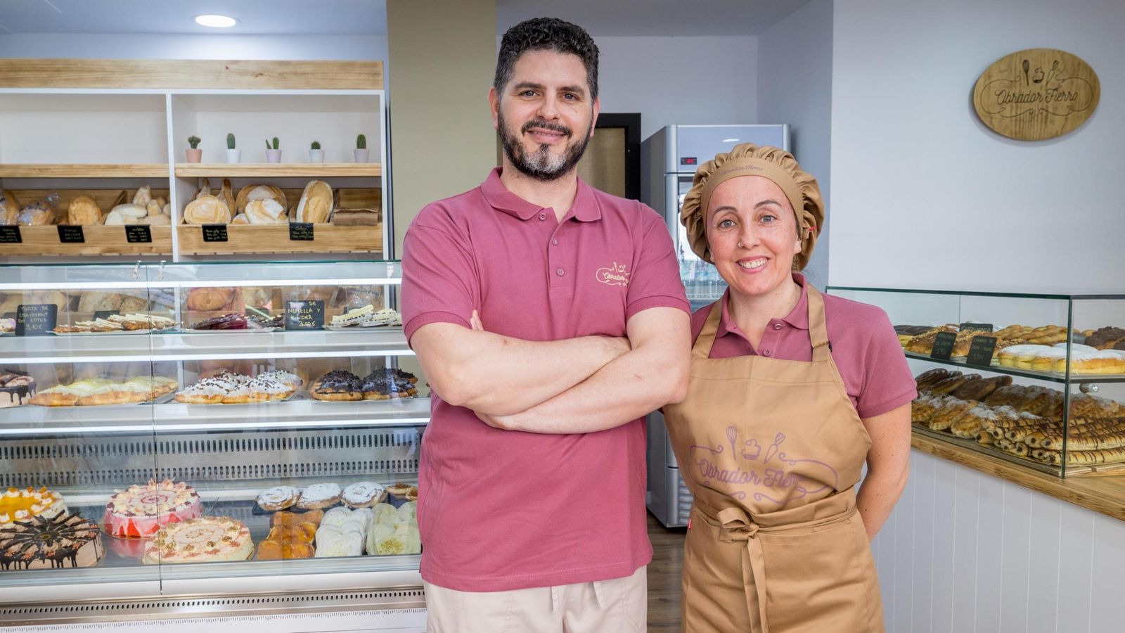 David Fierro con una empleada de Obrador Fierro en Cádiz.