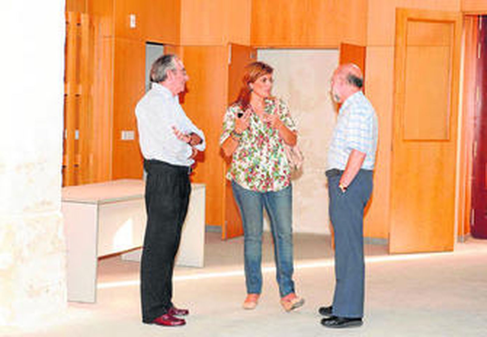 La edil de Patrimonio, el jefe del área y el archivero municipal, en una reciente visita al nuevo archivo.
