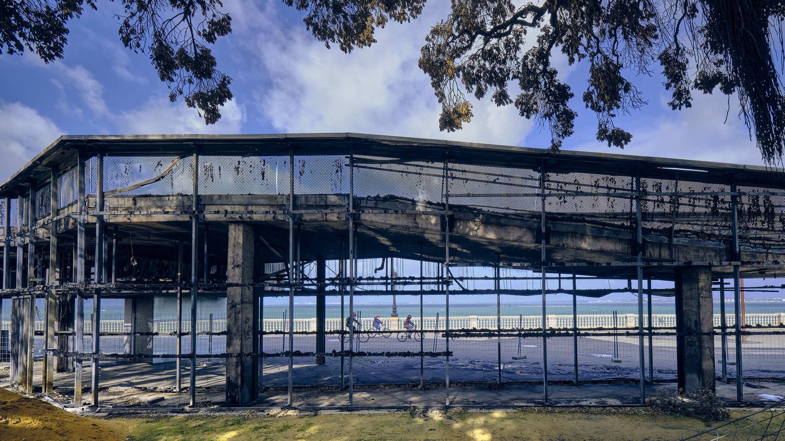 Estado de la pérgola de Santa Bárbara tras uno de los incendios.
