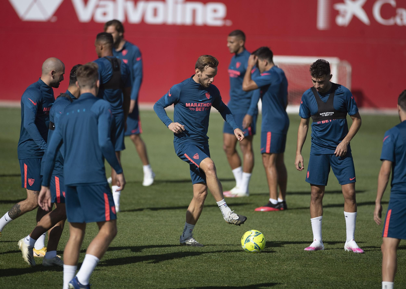 Rakitic toca el balón en un rondo.