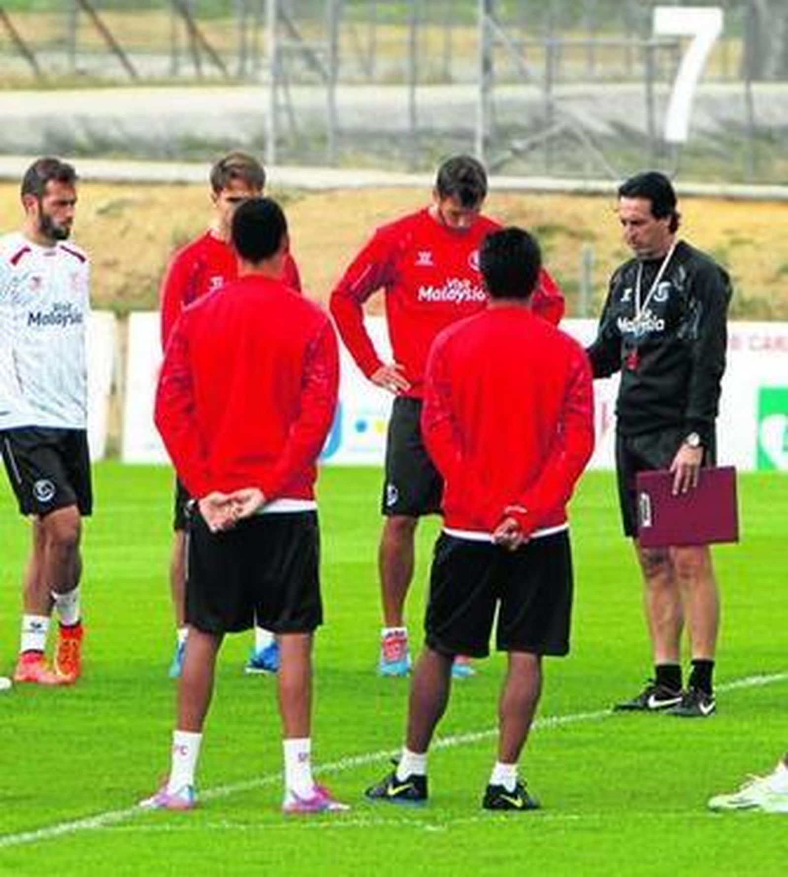 Unai Emery se dirige ayer a sus jugadores en el entrenamiento regenerativo tras jugar ante el Standard.