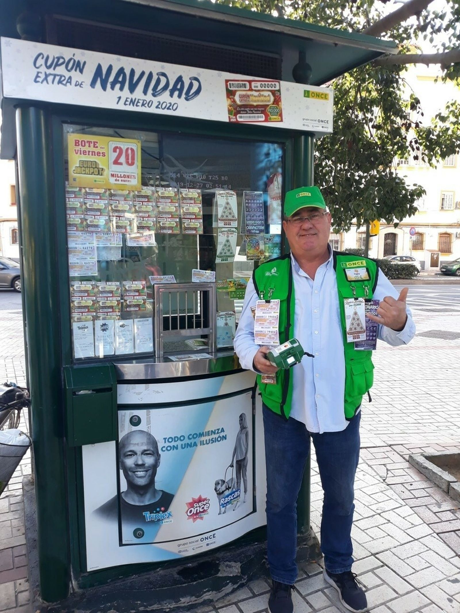 El vendedor de la ONCE Pedro Francisco Ortigosa que ha repartido 350.000 euros en la Avenida de la Paloma .