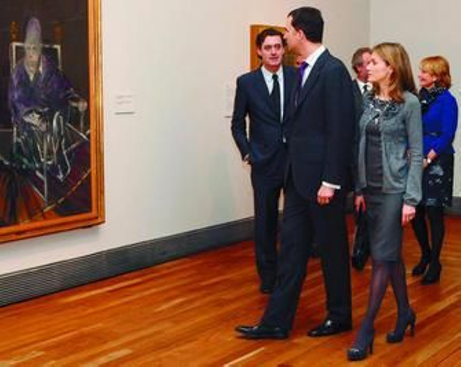 Los Príncipes de Asturias, ayer, acompañados por el director del Museo del Prado, Miguel Zugaza.