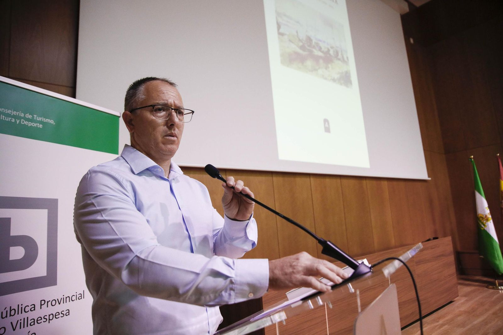 Las imágenes de la presentación del libro "Almería es poesía" en la biblioteca Villaespesa de la ciudad de Almería