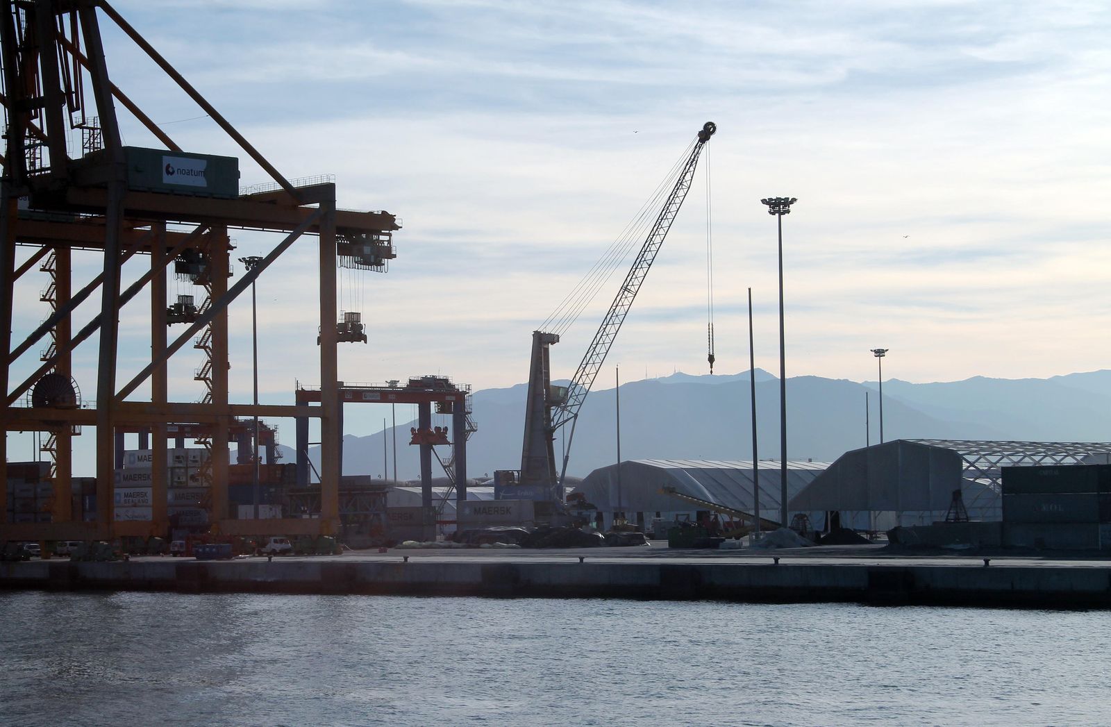 Nueva grúa de Opemar posicionada en el muelle nueve.