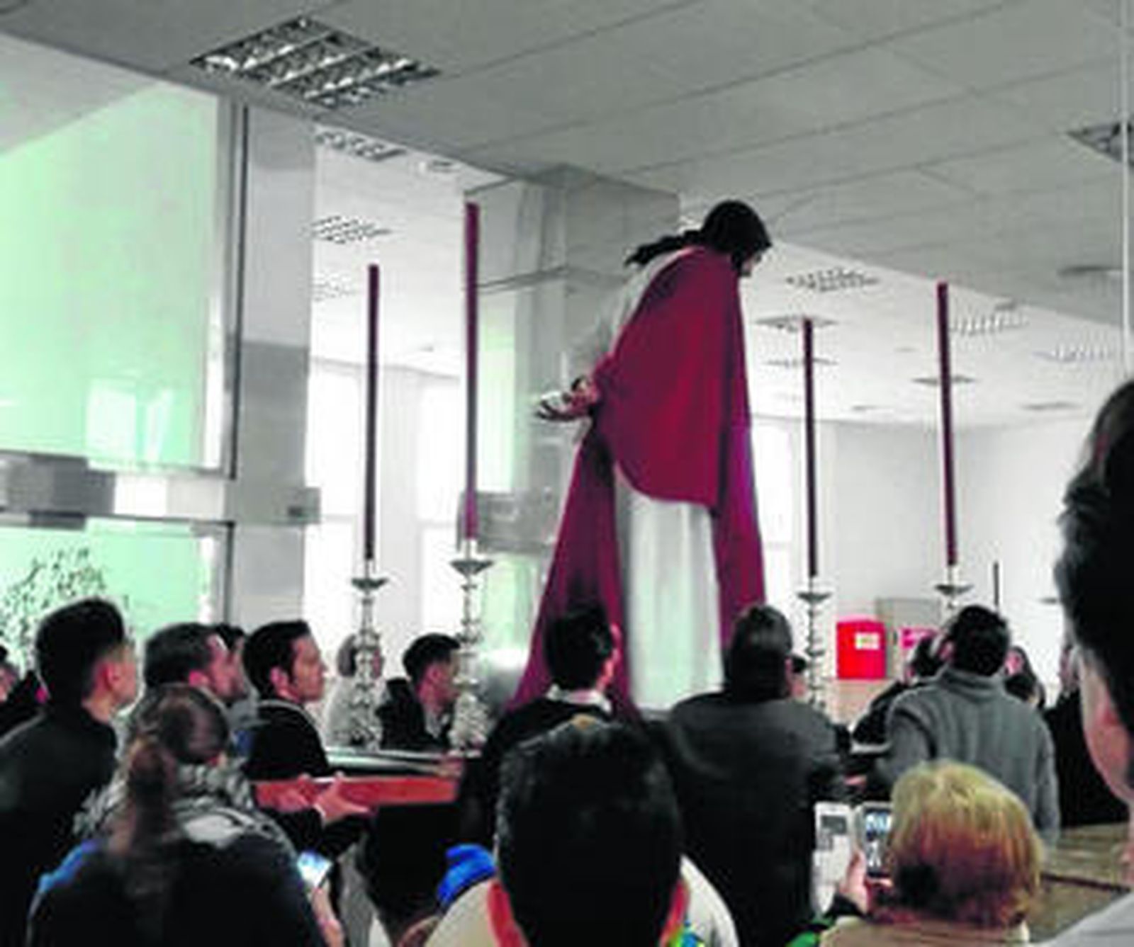 La imagen del Señor de la Misericordia, entrando ayer en las instalaciones del centro hospitalario.