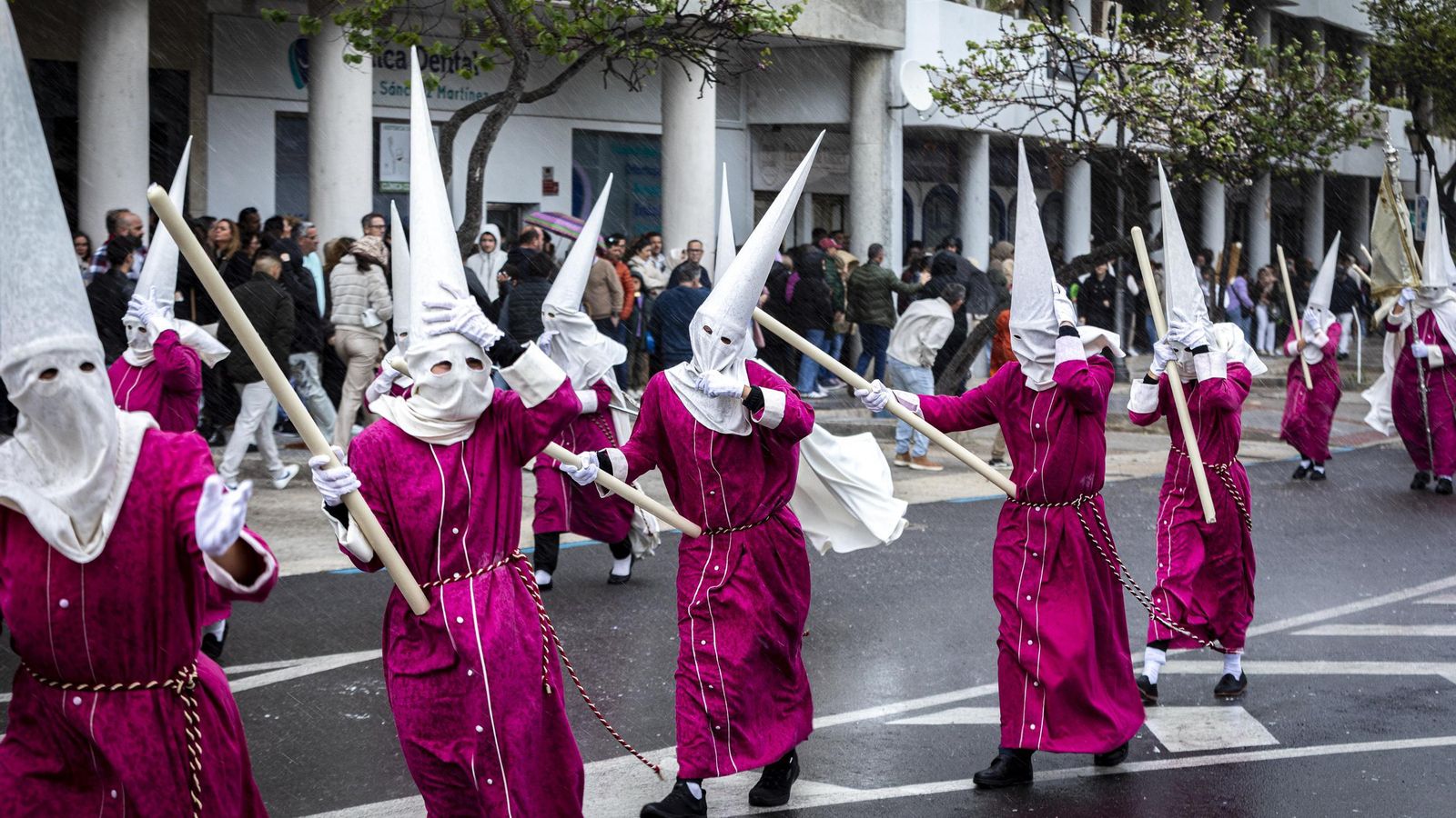 En imágenes,  El Prendimiento de San Fernando tuvo que volverse a su templo entre lágrimas y lluvia