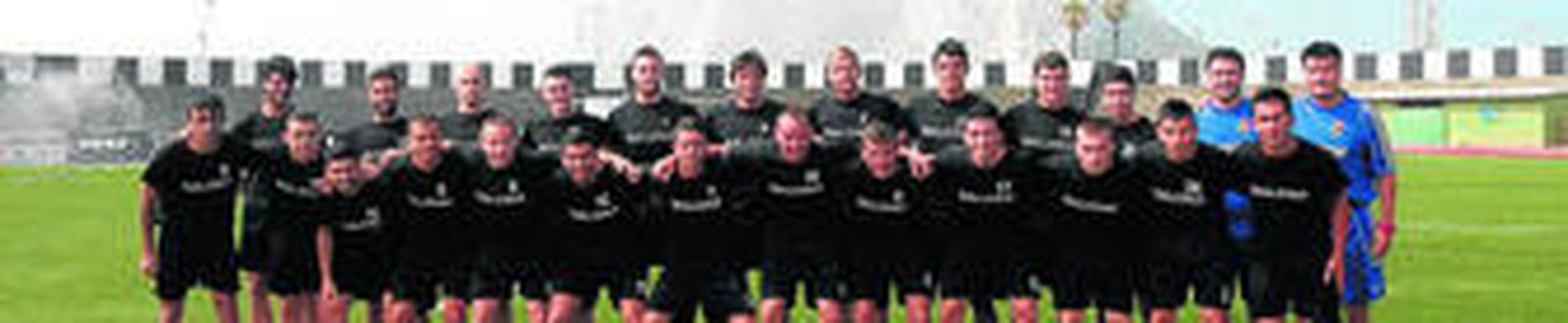 Foto de familia del primer grupo de entrenamiento.