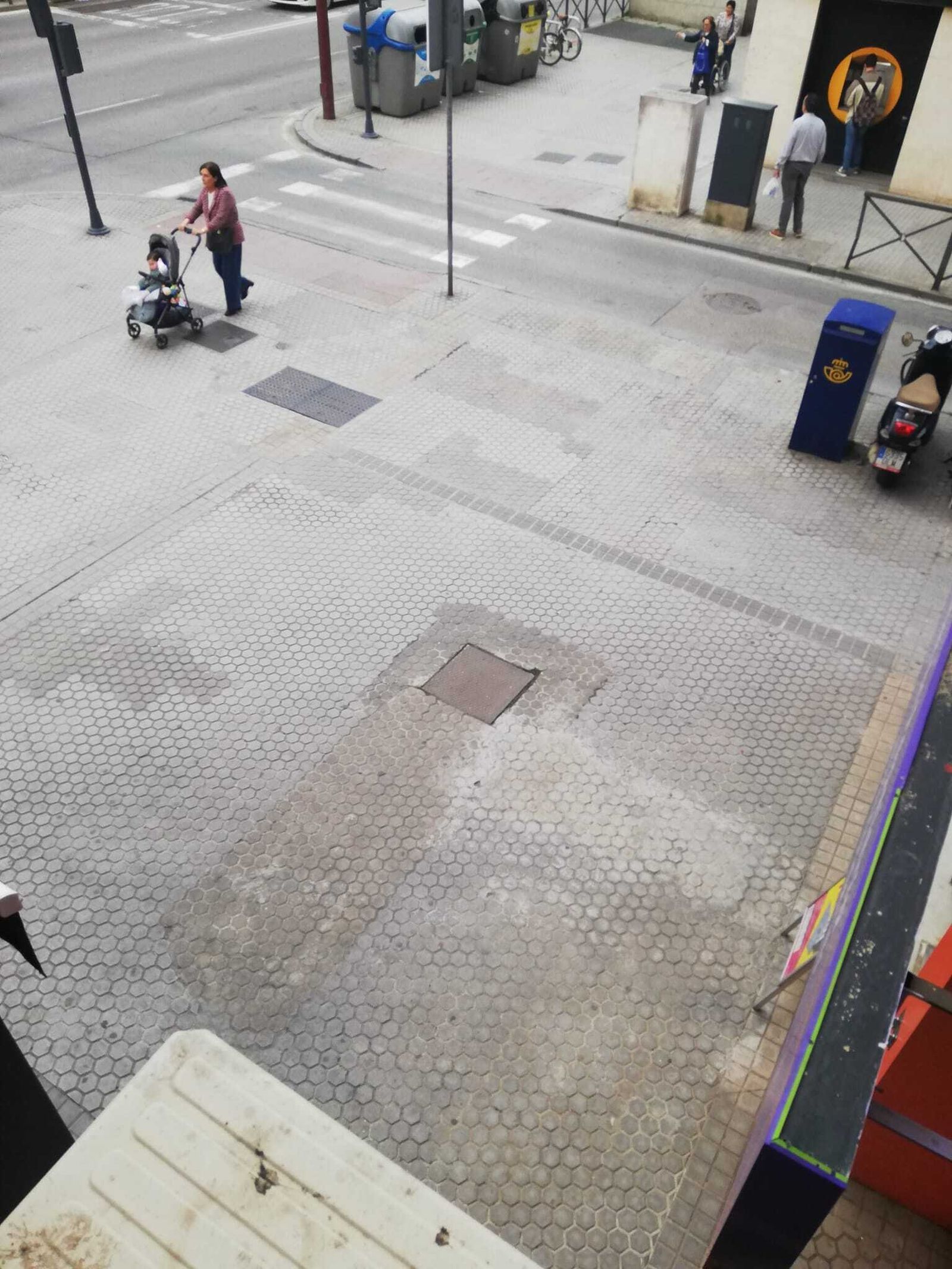 Vista de la arqueta de la comunidad cuyo entorno es zona privada