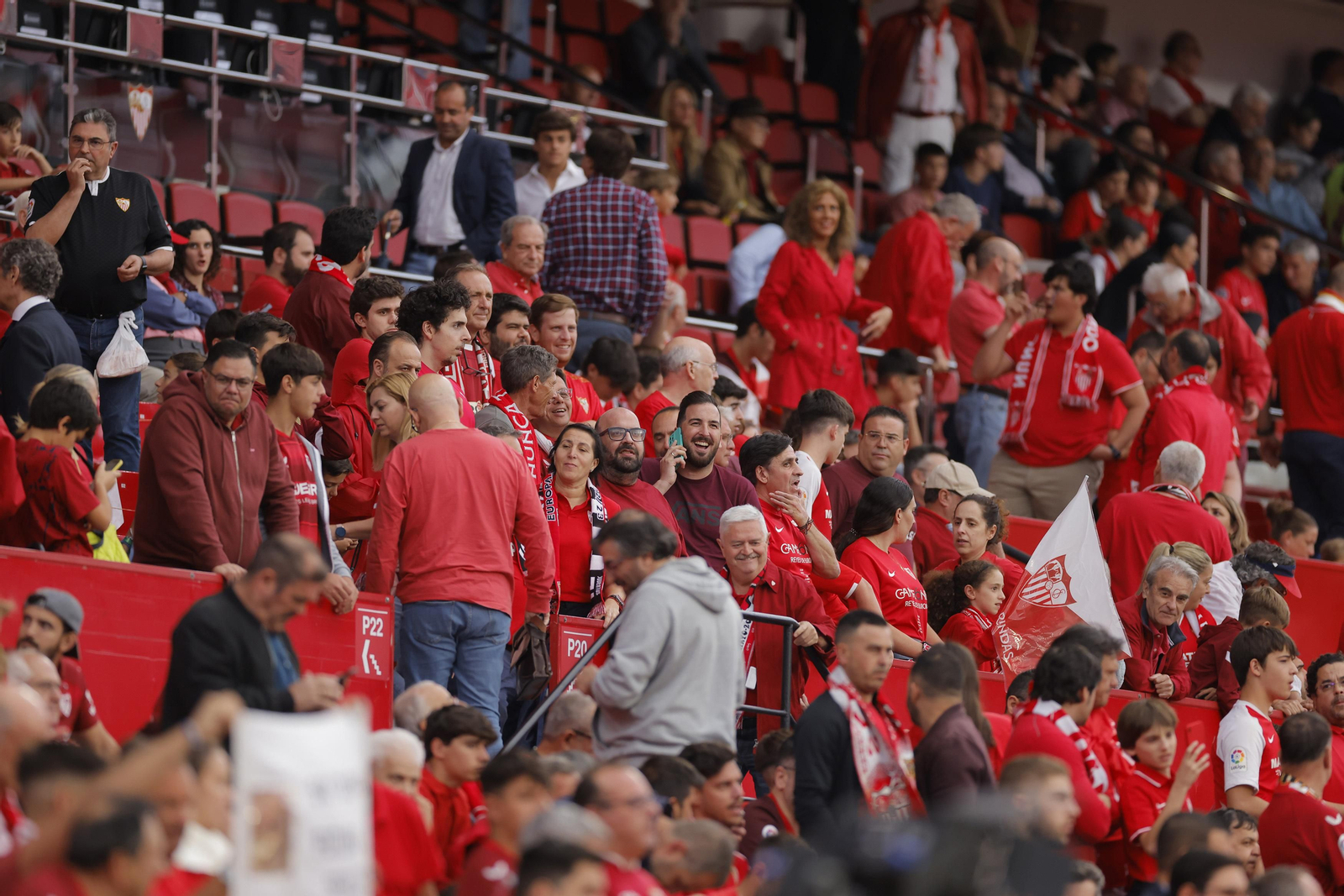 Búscate en las fotos del Sevilla-Juventus