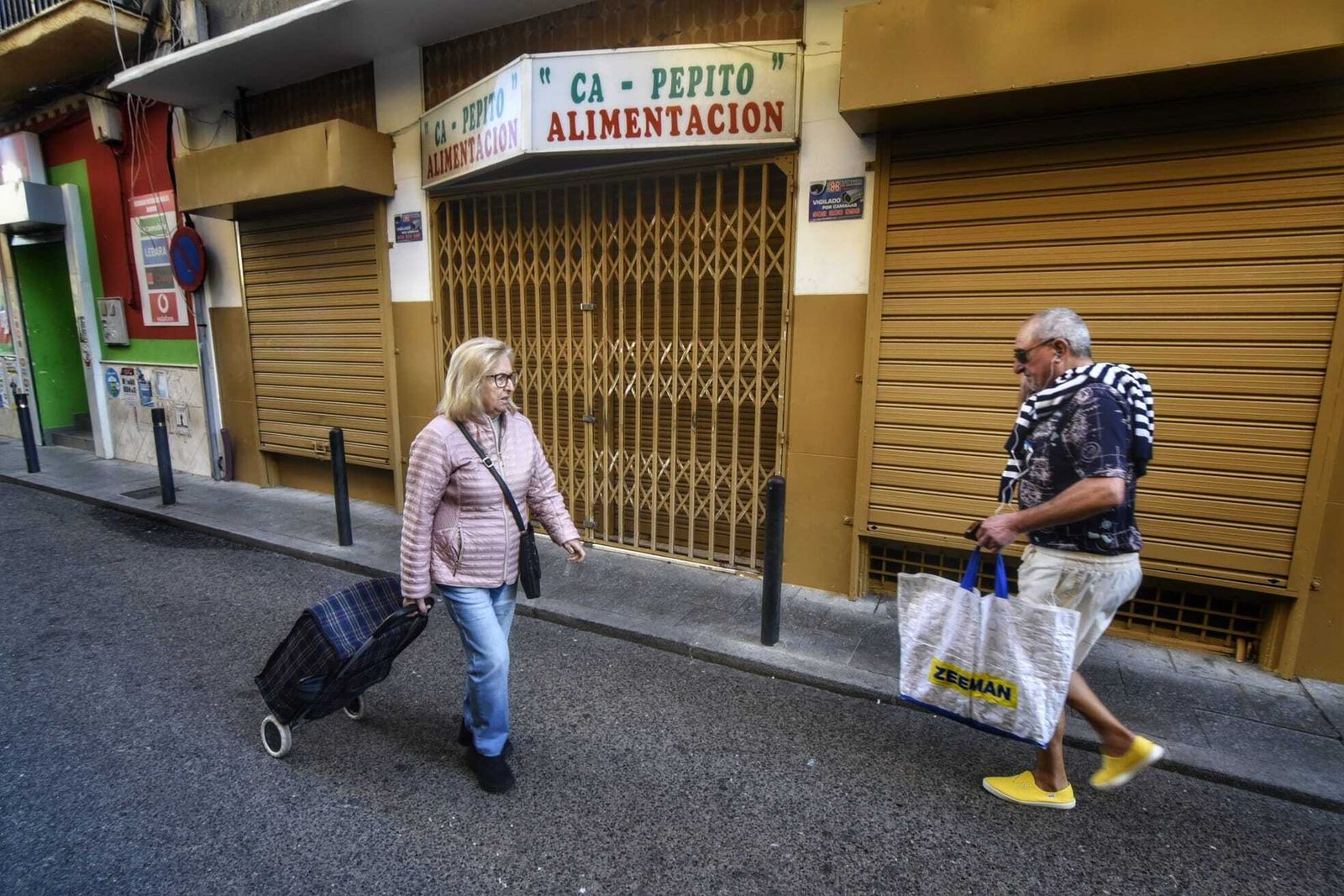 La tienda de alimentación Ca-Pepito, cerrada desde este sábado.