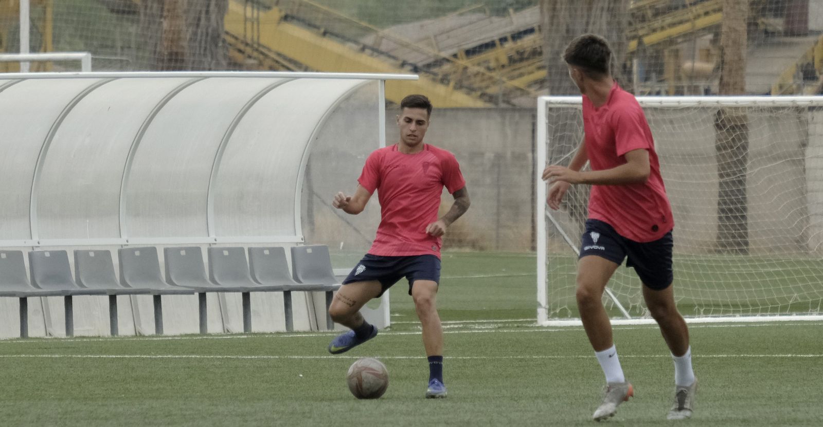 Rafa Castillo golpea el balón durante un entrenamiento en la Ciudad Deportiva.