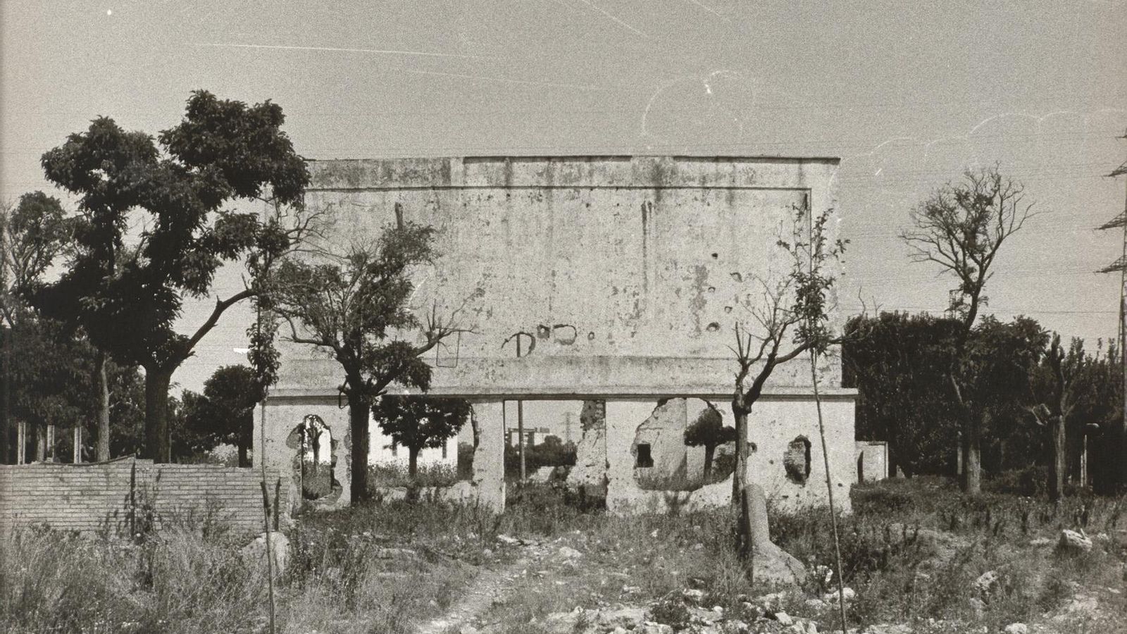 Los restos de la pantalla del que lo que fue el Salón Jerez de verano.