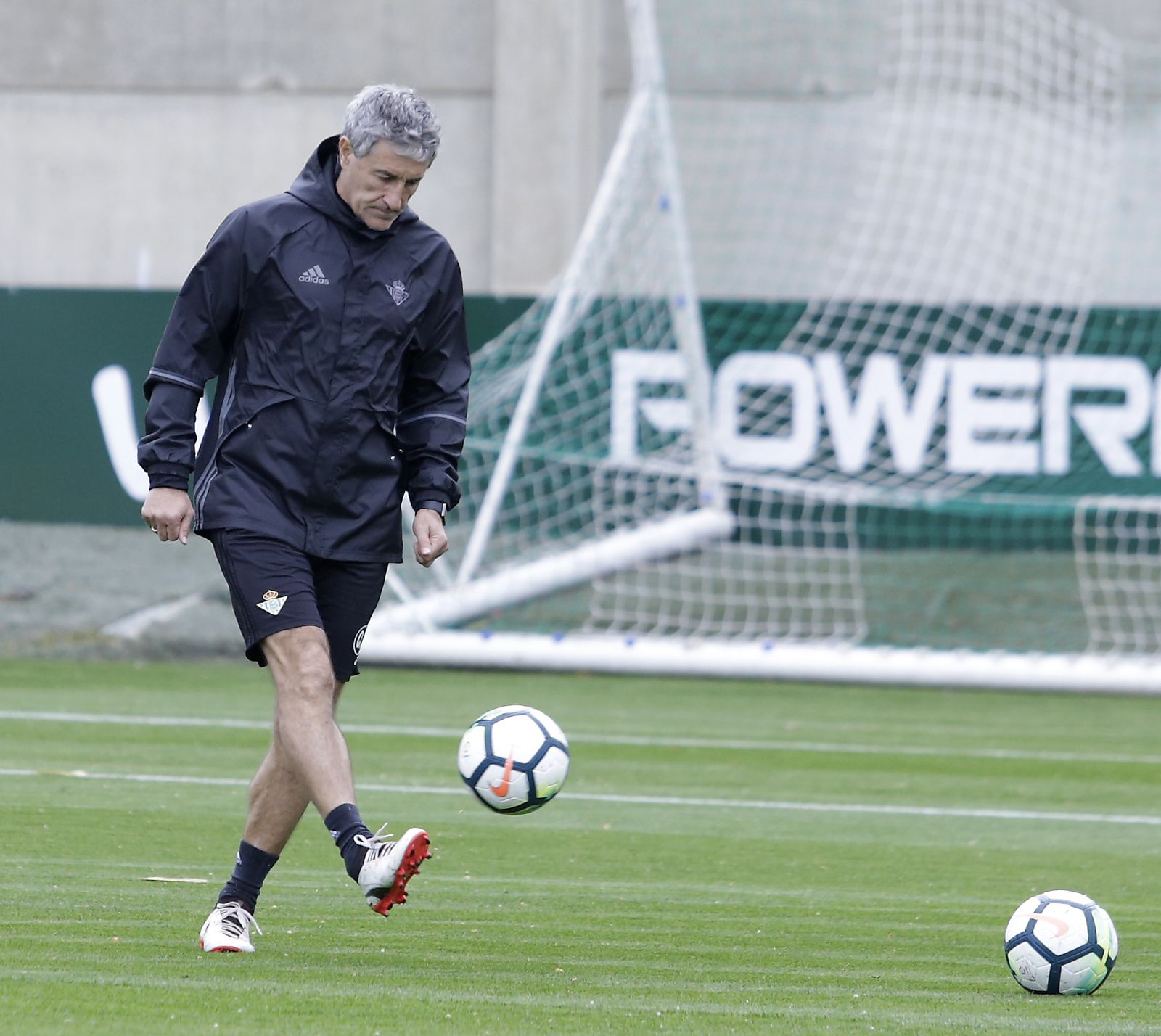 Quique Setién golpea el balón en un entrenamiento del equipo verdiblanco.